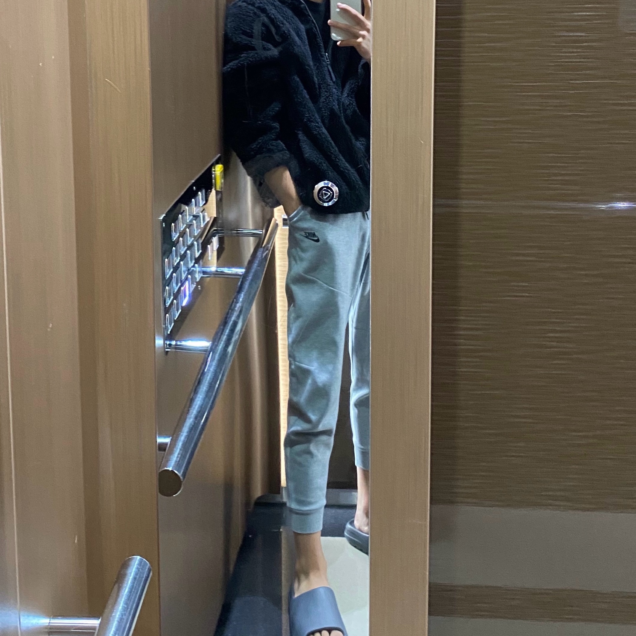 Adidas Yeezy Slide Slate Grey, Nike NSW Tech Fleece Jogger Dark Grey Heather - Asia 착용 스타일