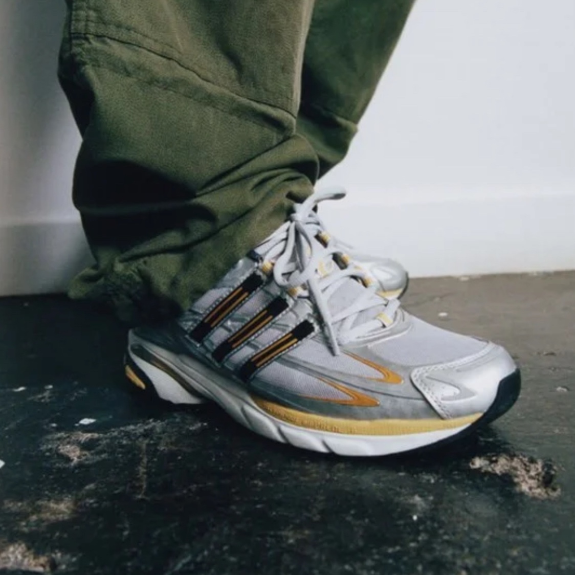 Adidas Adistar Cushion 3 Grey Two Gold Metallic 착용 스타일
