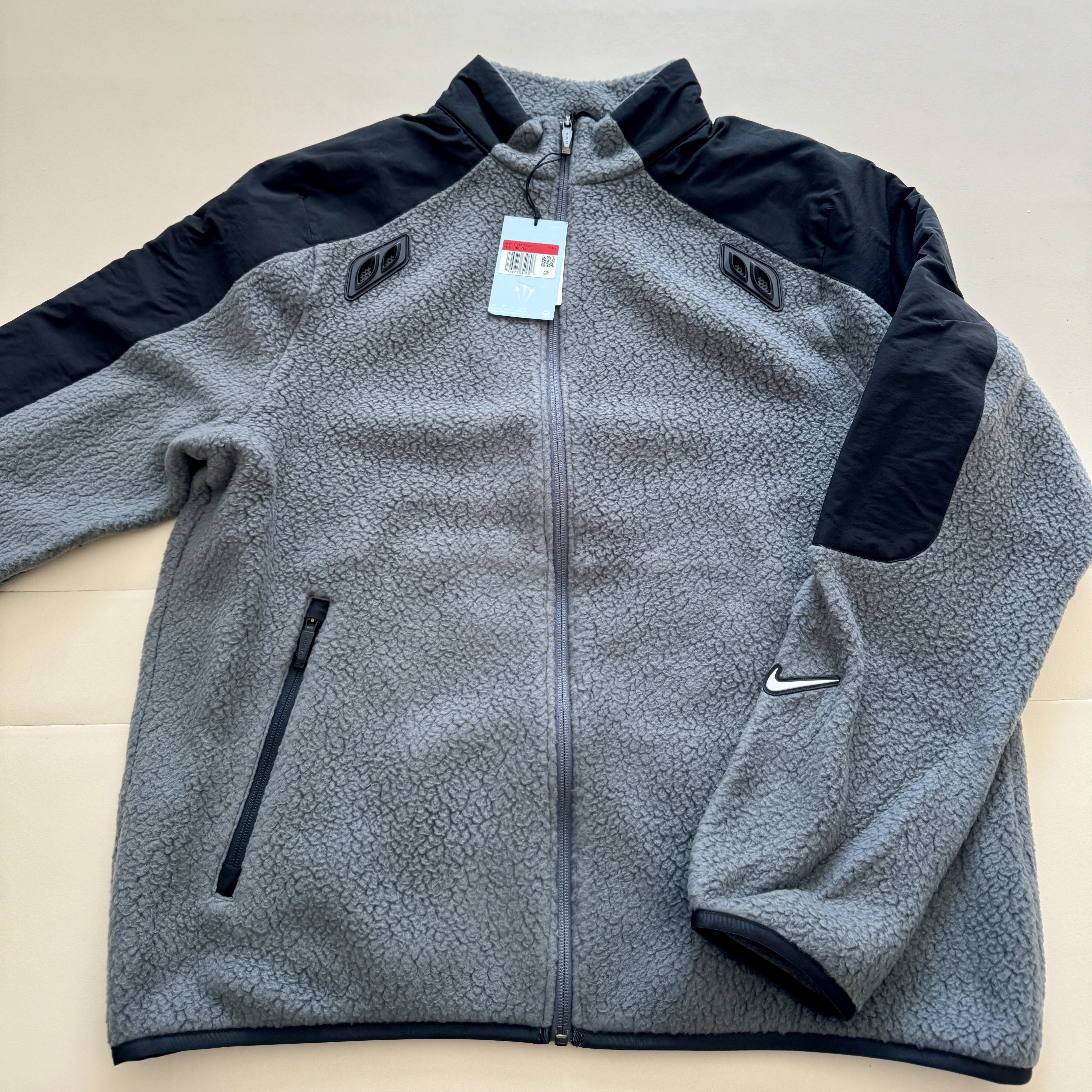 Nike x Drake Nocta 8K Peaks Track Jacket Iron Grey (DV3635-068) 착용 스타일 - 1
