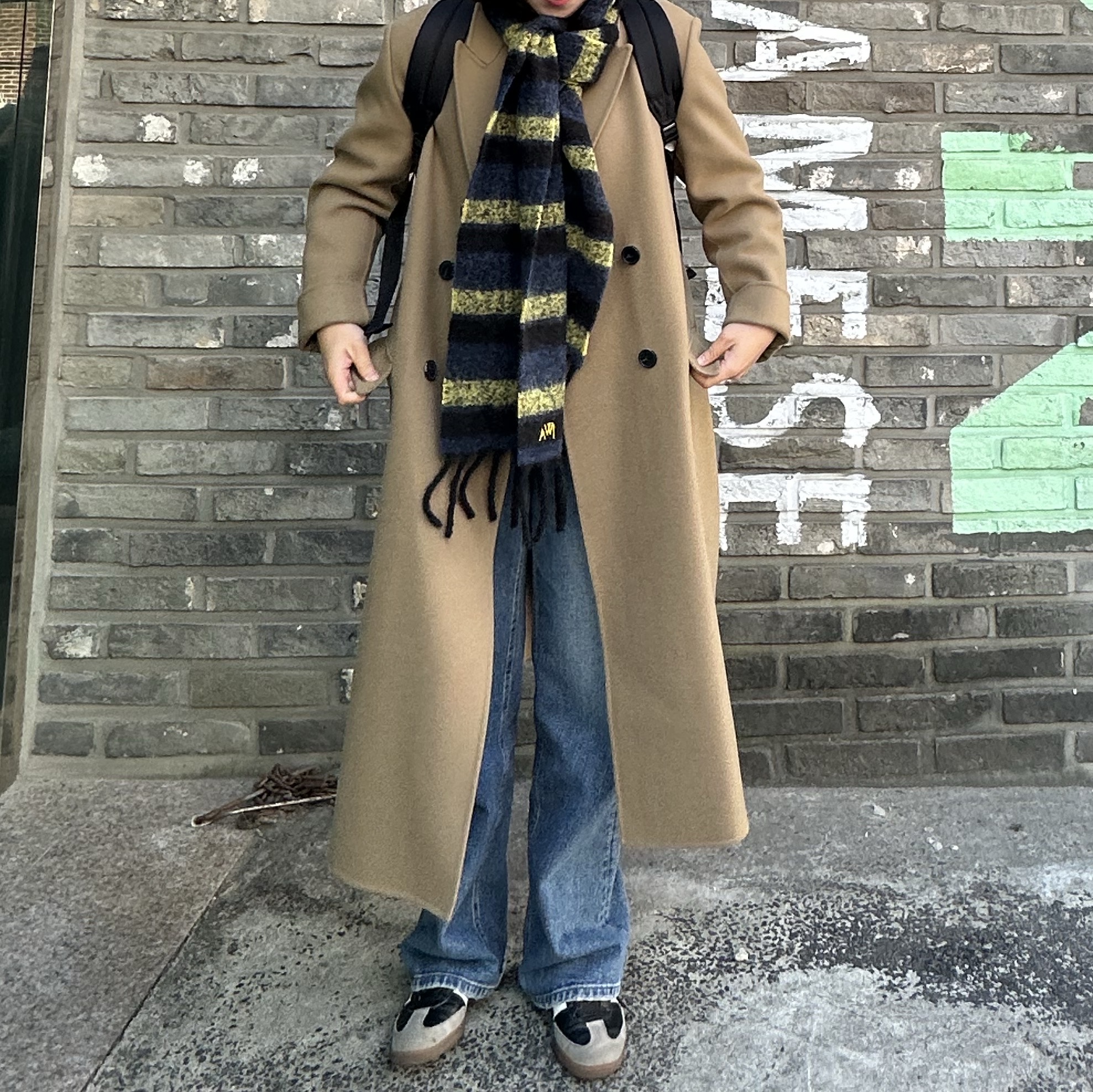 Uniqlo x JW Anderson Striped Chunky Scarf Blue, Adidas Samba Vegan Black White 착용 스타일