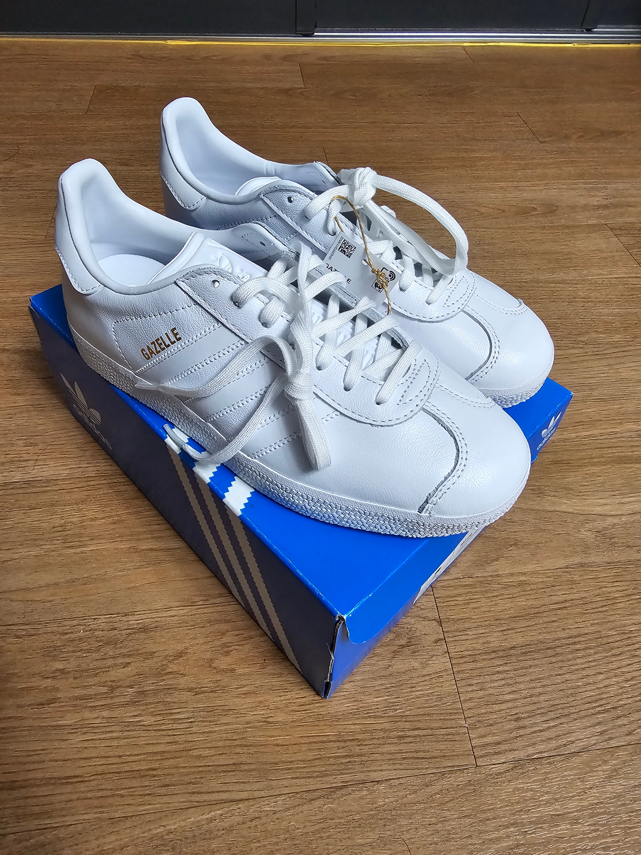 Adidas Gazelle Cloud White 착용 스타일