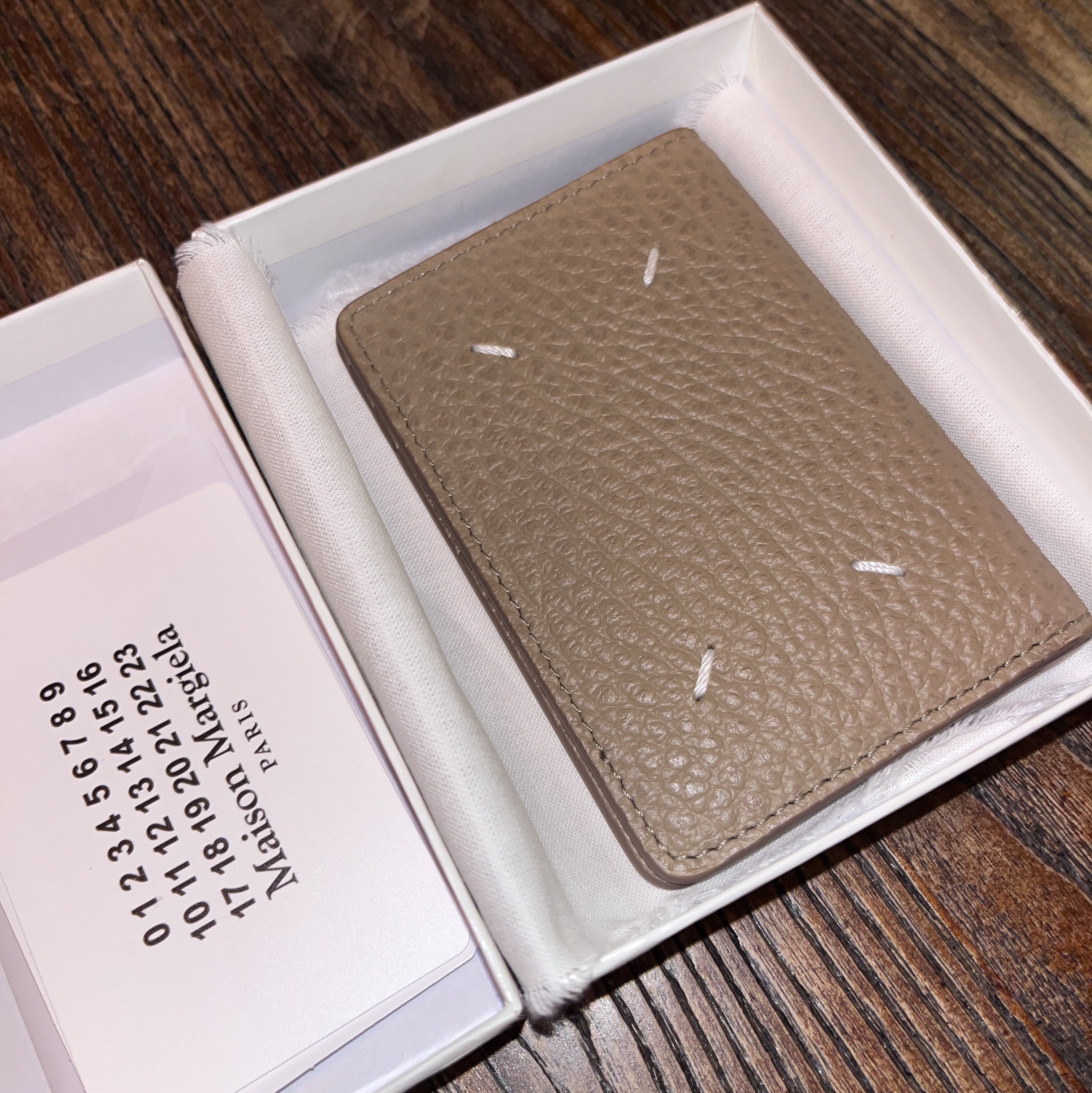 Maison Margiela Bovine Leather Card Holder Chamois 착용 스타일 - 1