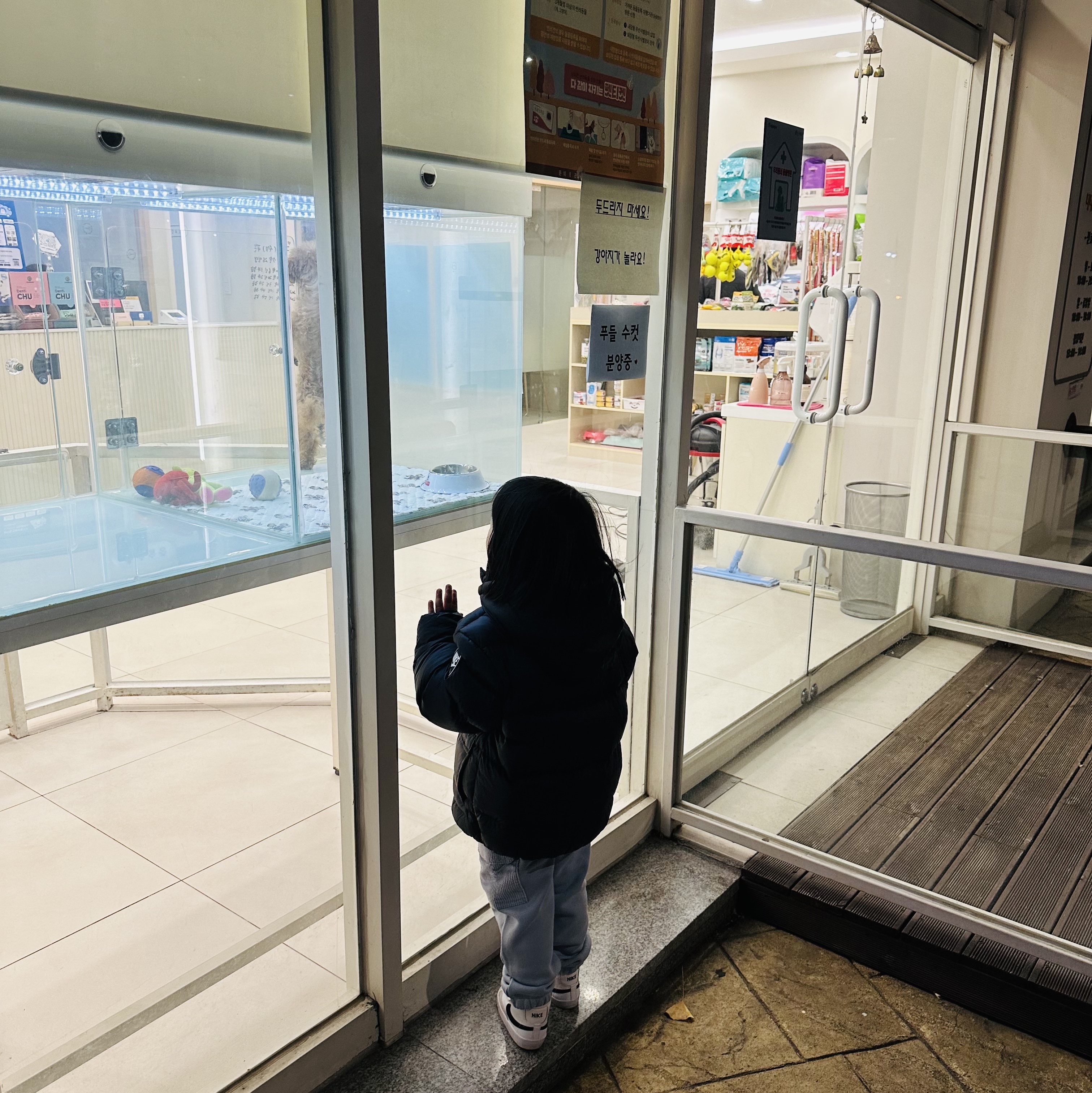 (Kids) Uniqlo UT x Kaws Long Sleeve Sweatshirt Off White, (TD) Nike Blazer Mid '77 White Black 착용 스타일 - 2