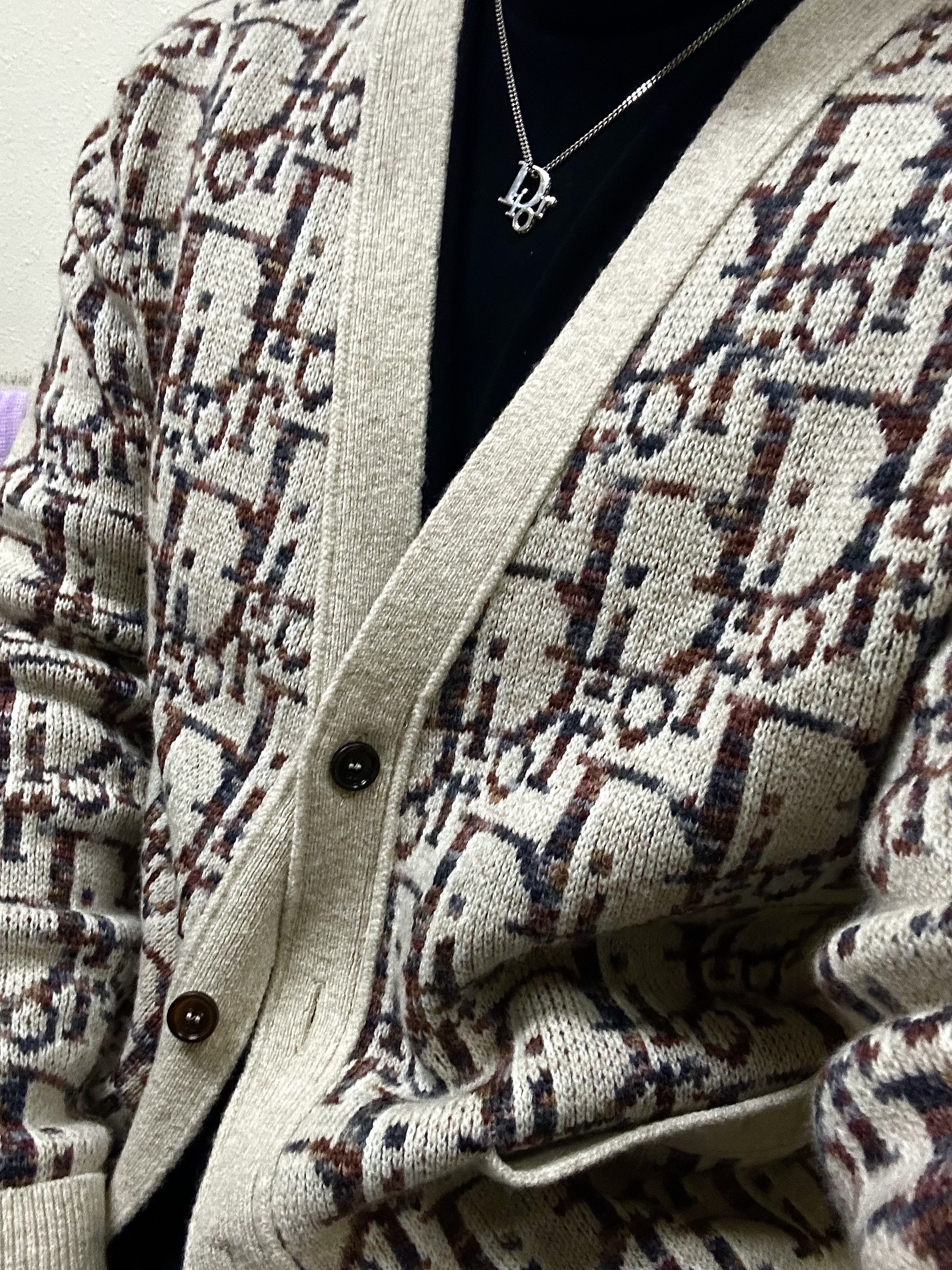 Dior Oblique Cardigan Beige Brown Wool Jacquard, Dior Oblique Pendant Necklace Silver Finish Brass White Crystals 착용 스타일