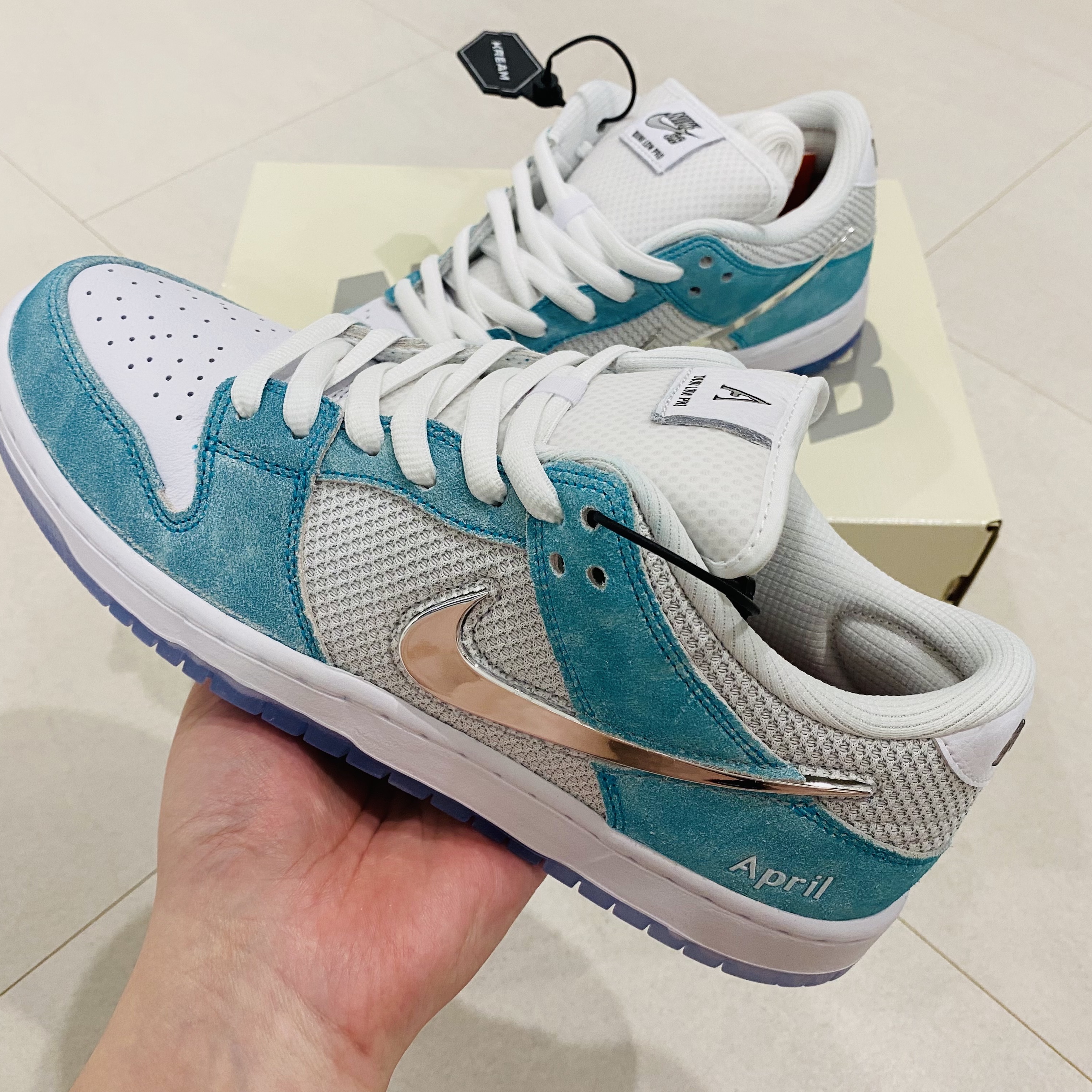 Nike x April Skateboards SB Dunk Low Pro QS Racer Blue Metallic Silver 착용 스타일 - 1