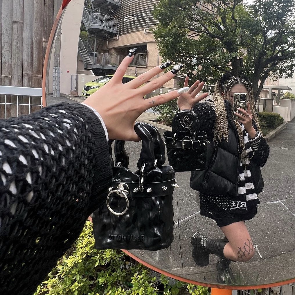 Ottolinger Signature Ceramic Bag Black 착용 스타일
