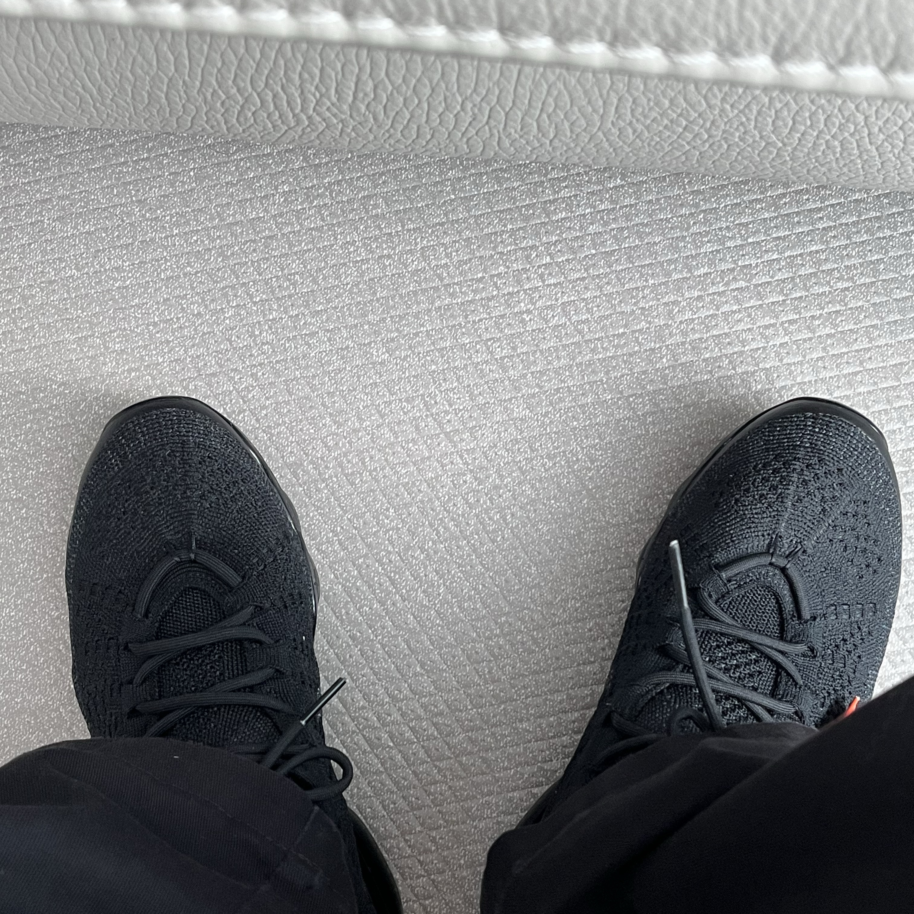 Nike Air VaporMax 2023 Flyknit Triple Black 착용 스타일 - 2