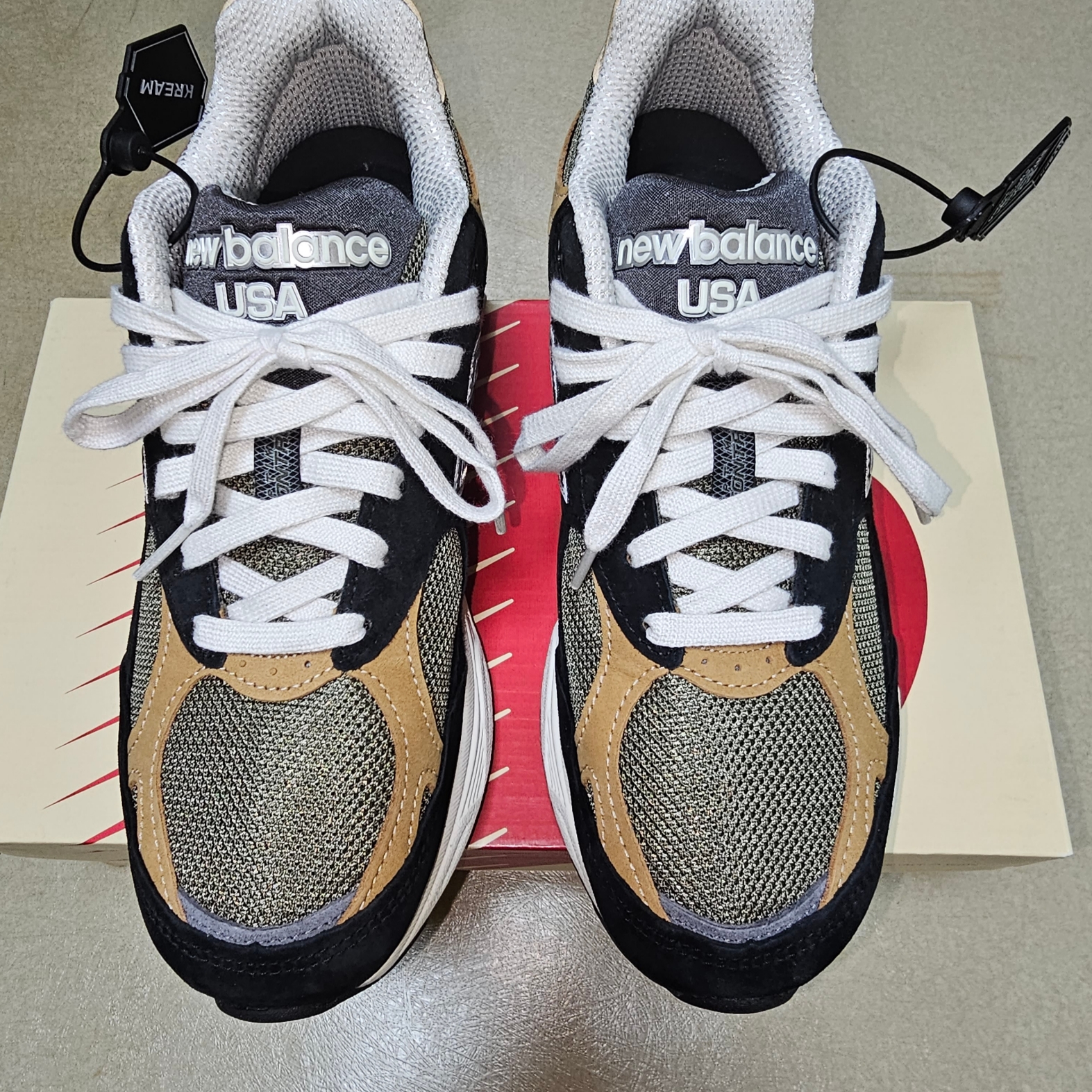 New Balance 990v3 Made in USA Black Tan 착용 스타일