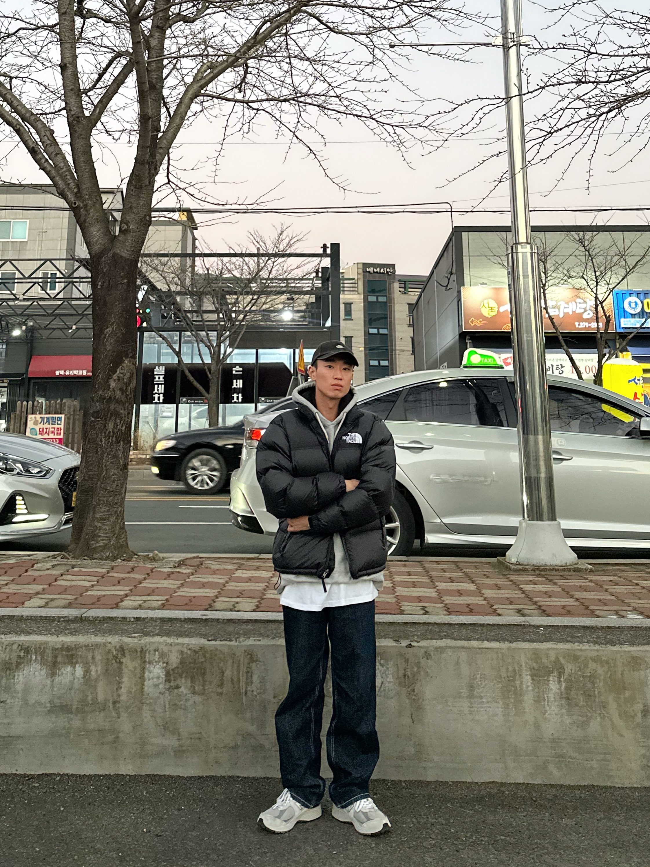 The North Face 1996 Eco Nuptse Jacket Black, New Balance 2002R T2 Gray 착용 스타일 - 3