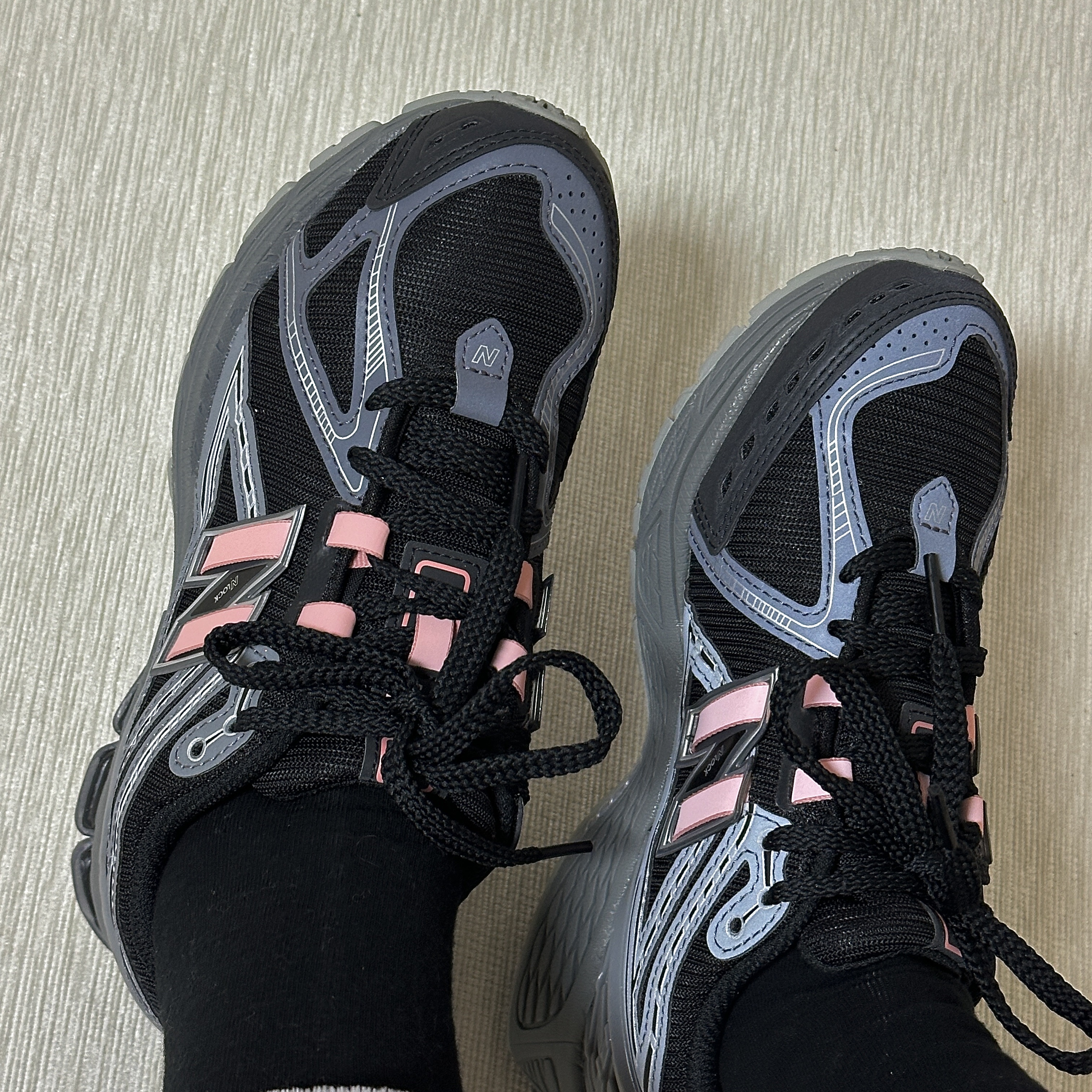 New Balance 1906R Black Pink Moon 착용 스타일 - 2