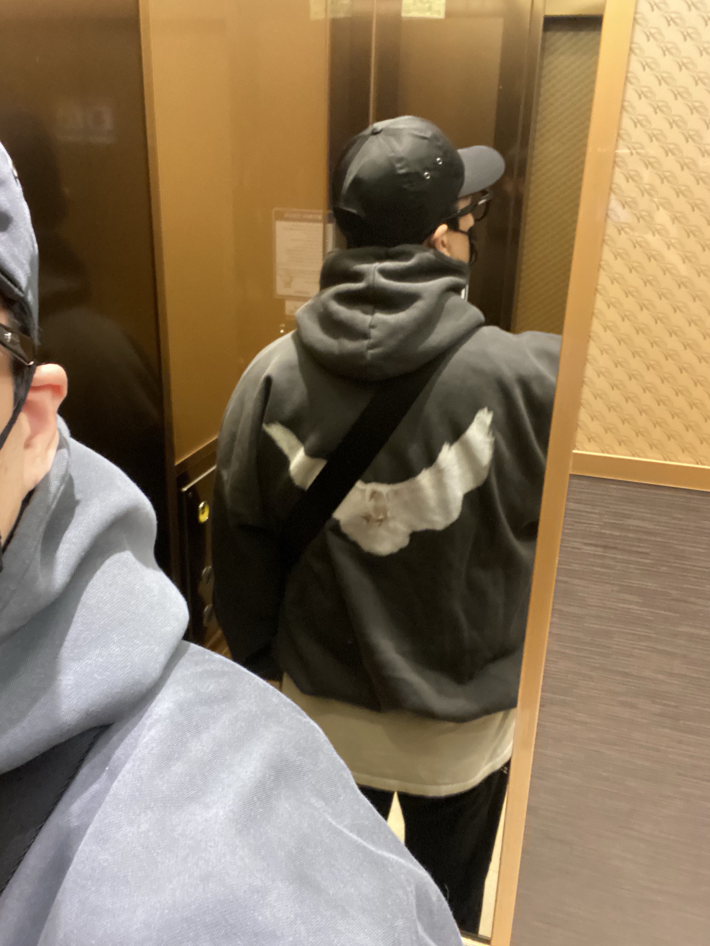 Supreme Enamel Logo 6-Panel Black - 23FW, Yeezy Gap Engineered By Balenciaga Dove Hoodie Black 착용 스타일 - 2