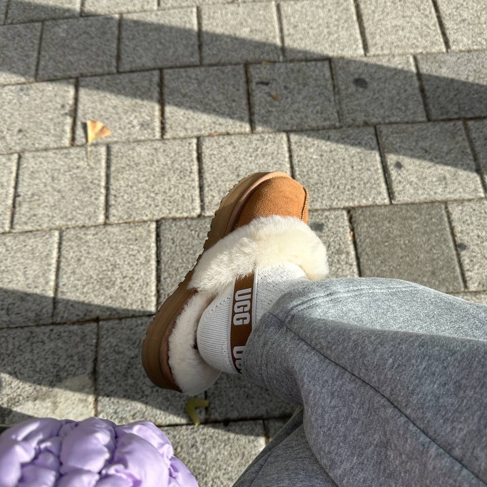 (Kids) UGG Funkette Slides Chestnut, COS Quilted Micro Bag Purple 착용 스타일