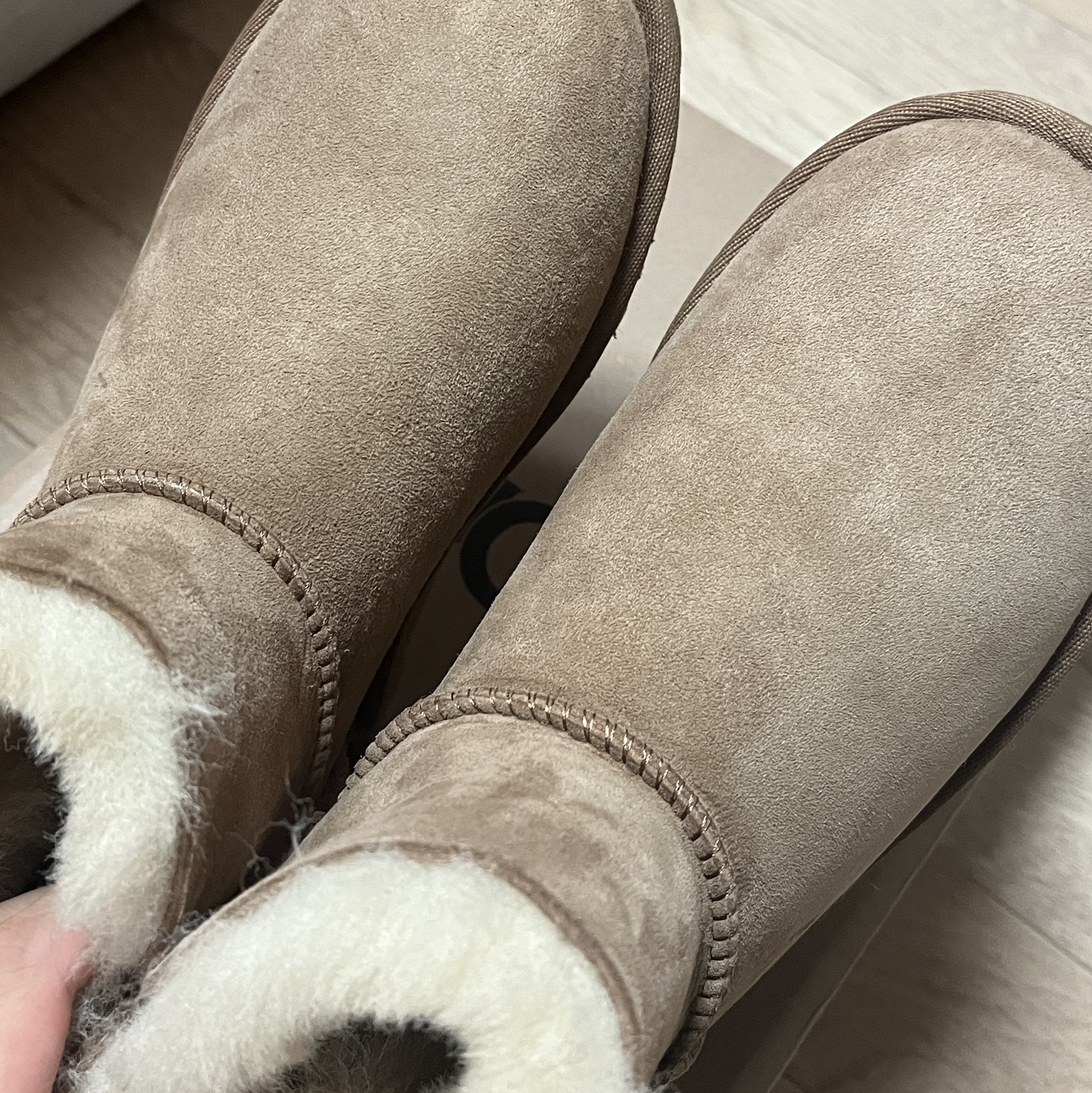 (W) UGG Mini Bailey Button II Boots Chestnut 착용 스타일 - 3
