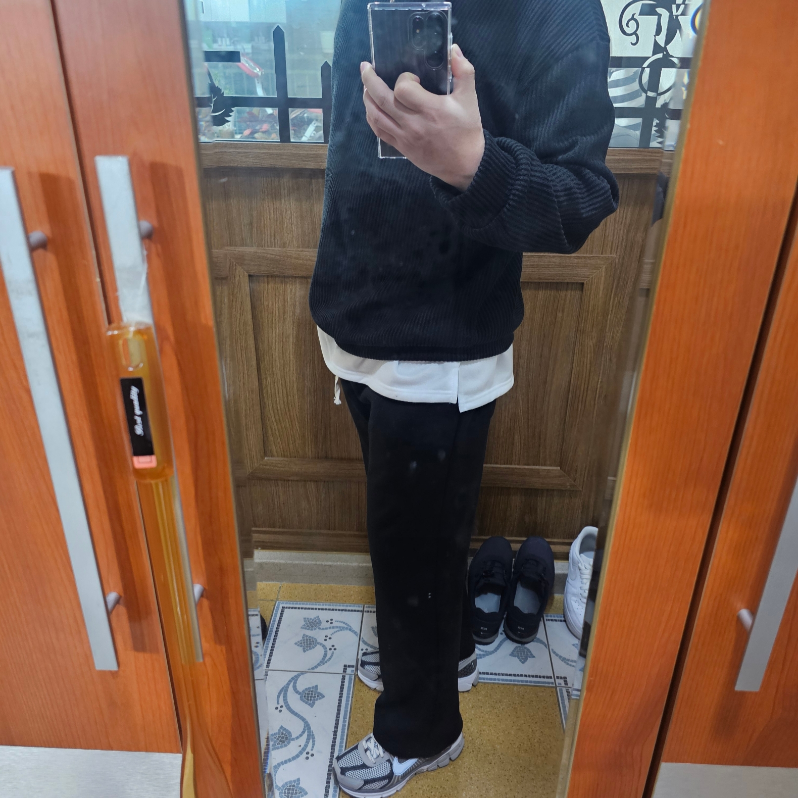 Nike Zoom Vomero 5 PRM Light Iron Ore and Flat Fewter 착용 스타일