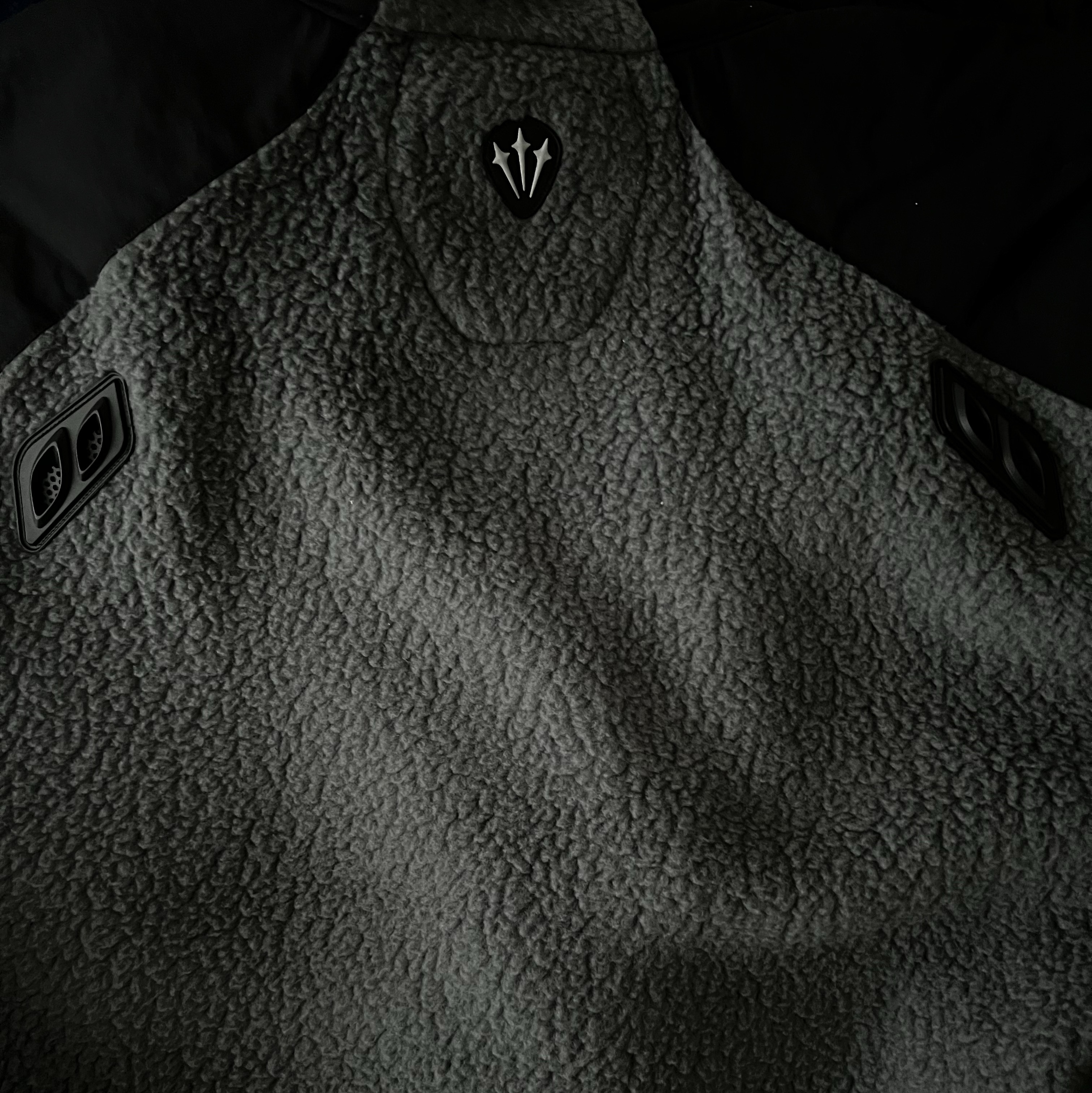 Nike x Drake Nocta 8K Peaks Track Jacket Iron Grey (DV3635-068) 착용 스타일 - 3