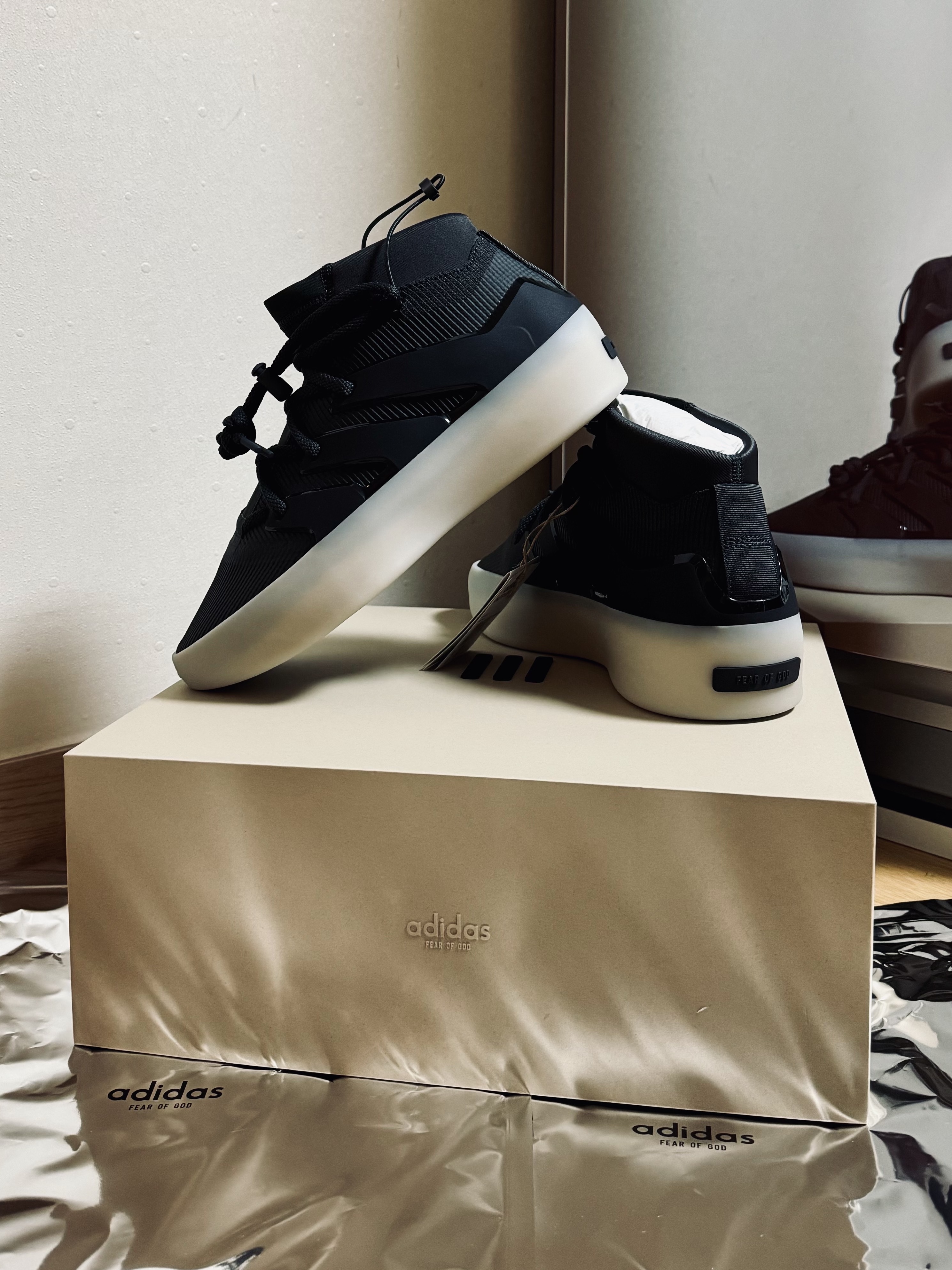 Adidas x Fear of God Athletics I Basketball Carbon 착용 스타일