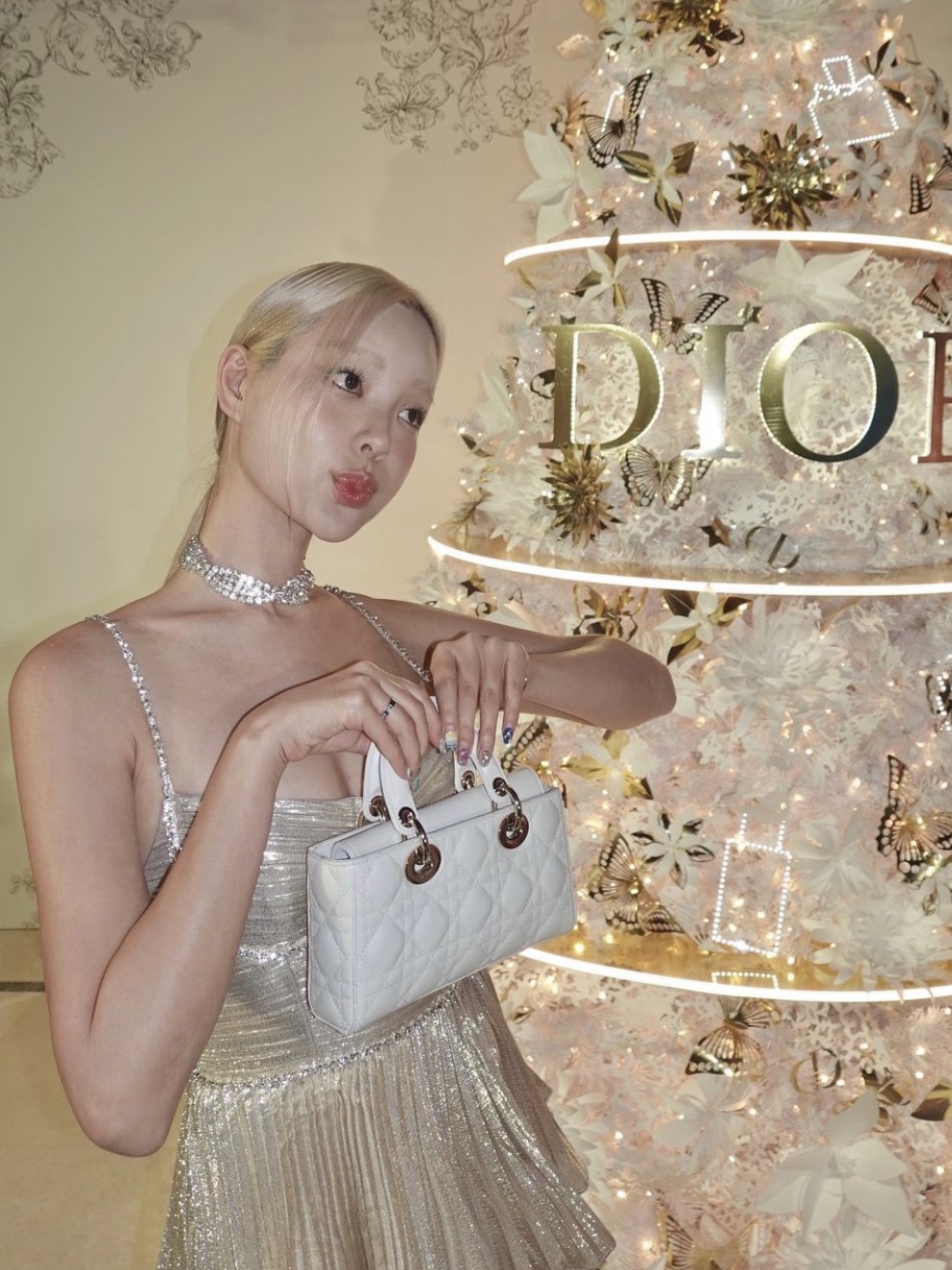 Dior Small Lady D Joy Bag Cannage Lambskin Latte 착용 스타일