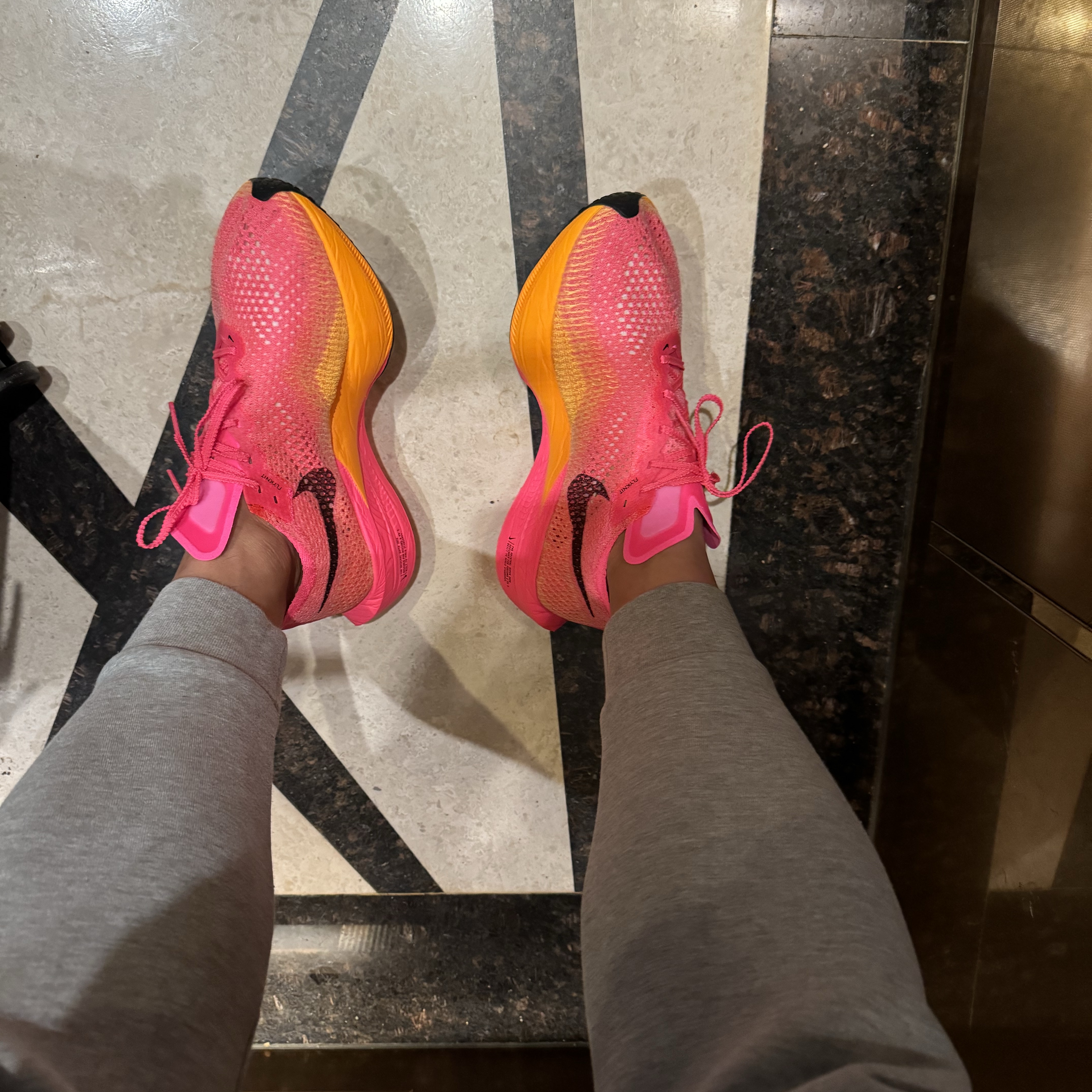 Nike ZoomX Vaporfly Next% 3 Hyper Pink 착용 스타일