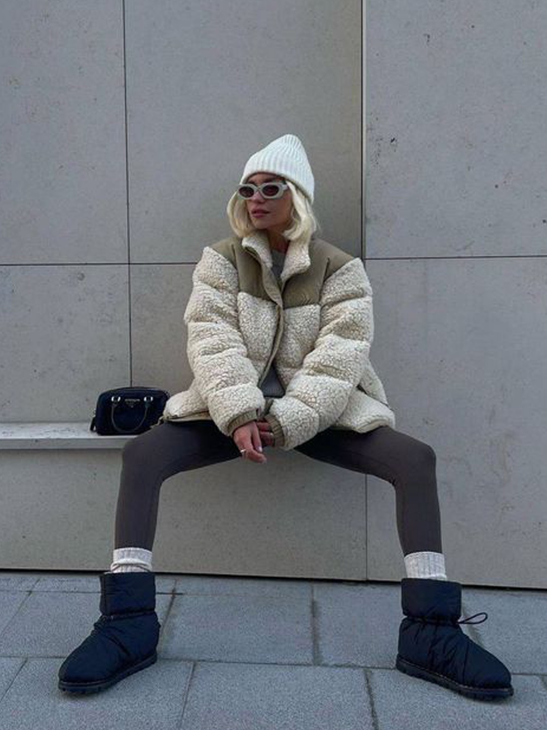 (W) Moon Boot Icon Low Nylon Boots Khaki, (W) Prada Nylon Gabardine Apres-Ski Boots Black 착용 스타일 - 4