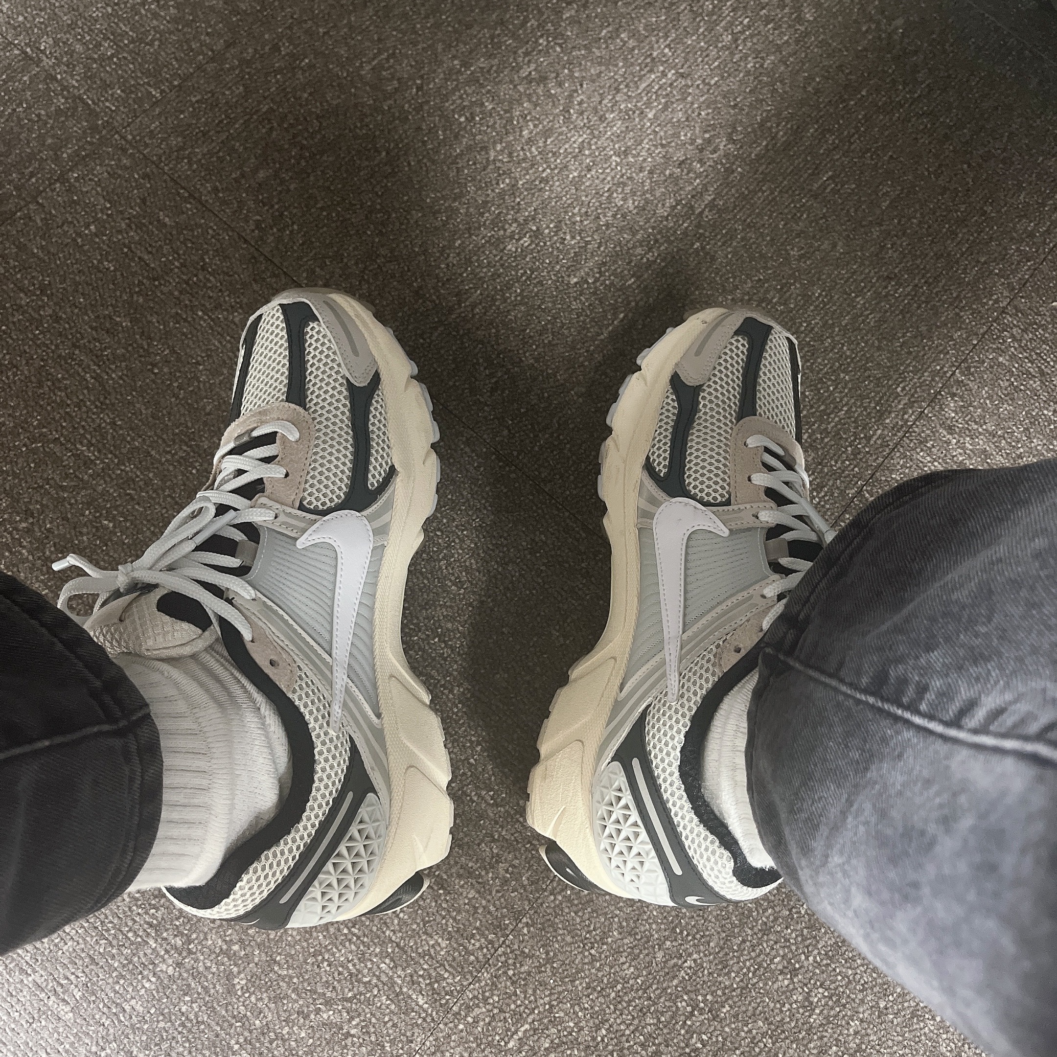 Nike Zoom Vomero 5 Light Bone and Black 착용 스타일