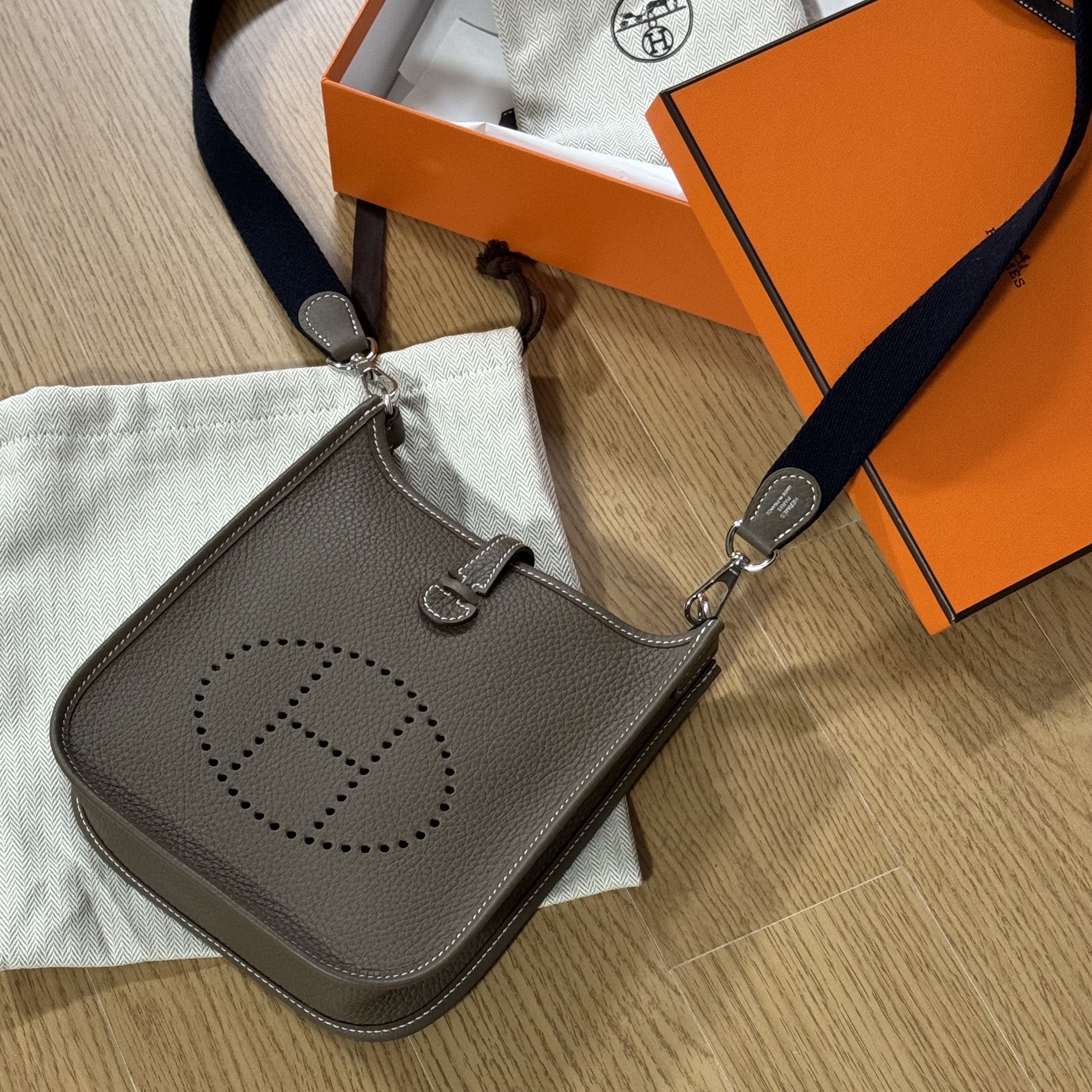 Hermes Evelyne 16 Amazone Bag Clemence & Palladium Etoupe Bleu Indigo 착용 스타일