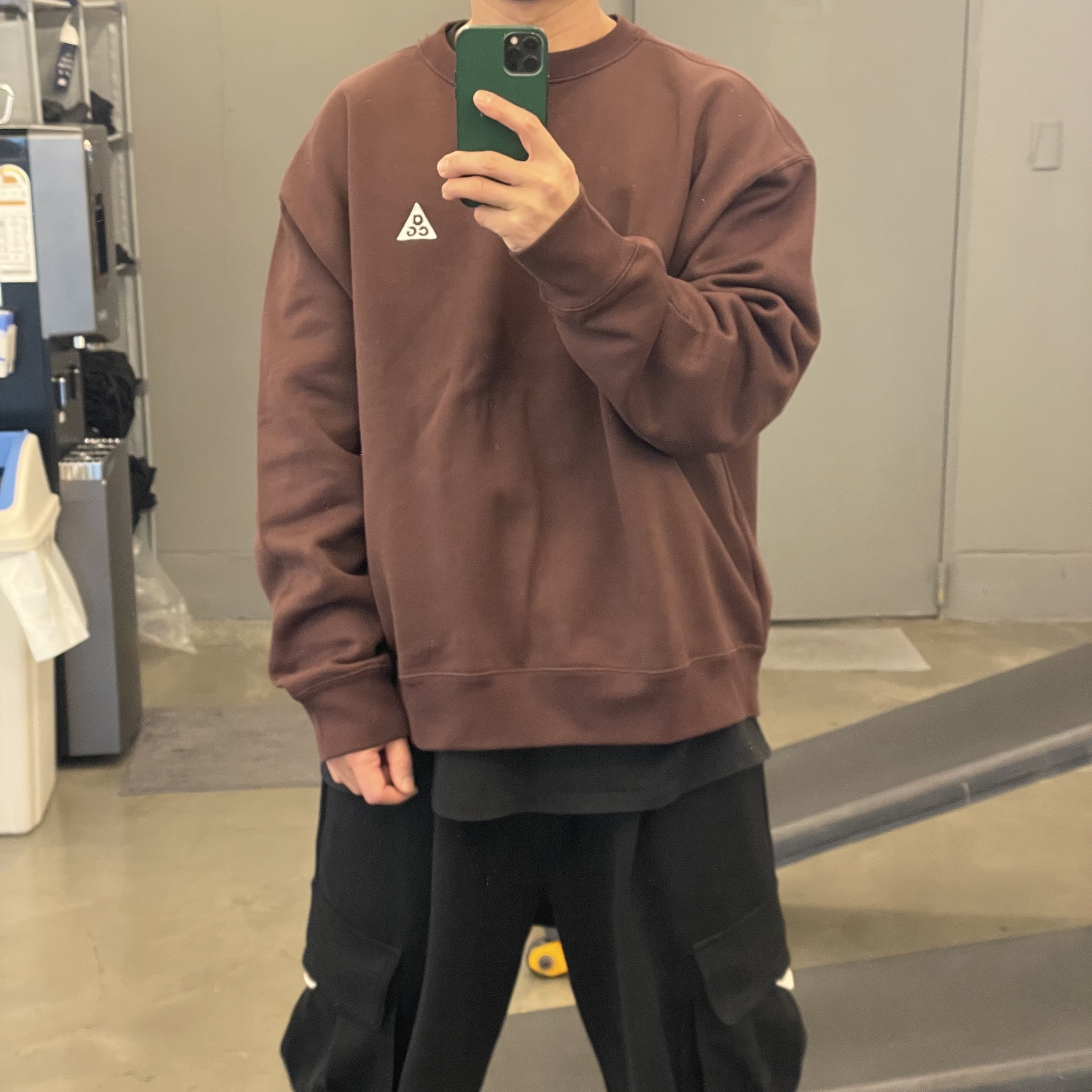 Nike ACG Therma-Fit Crew Fleece Sweatshirt Earth - Asia 착용 스타일 - 2