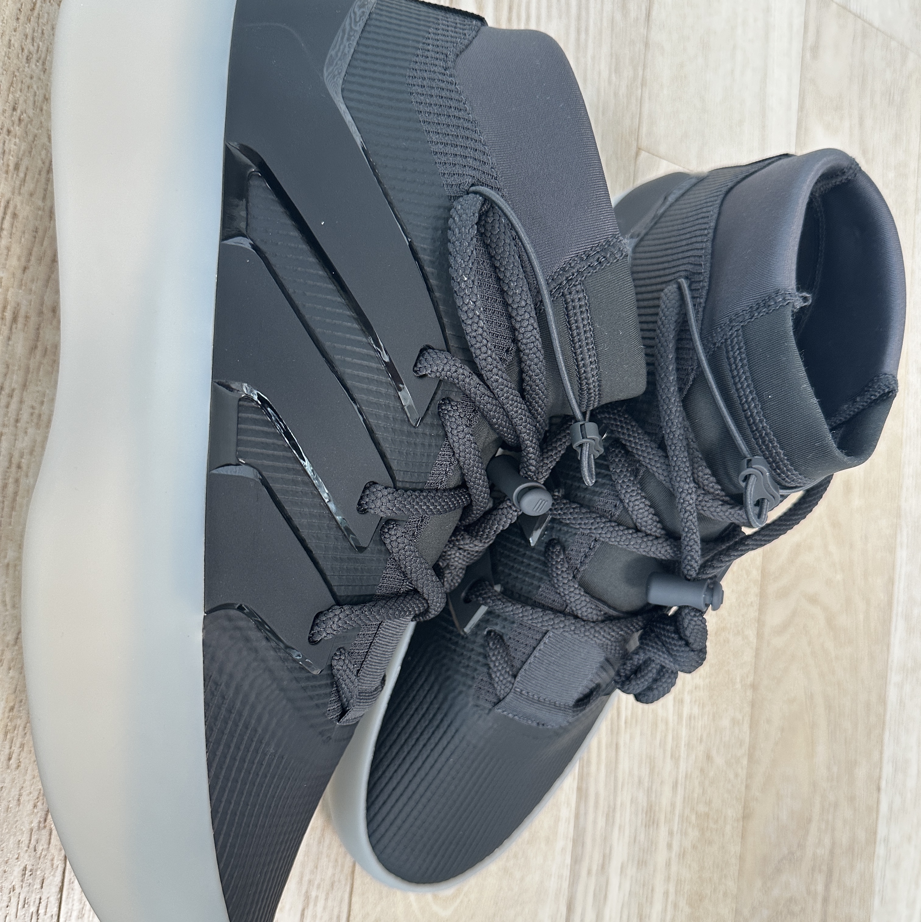 Adidas x Fear of God Athletics I Basketball Carbon 착용 스타일 - 1