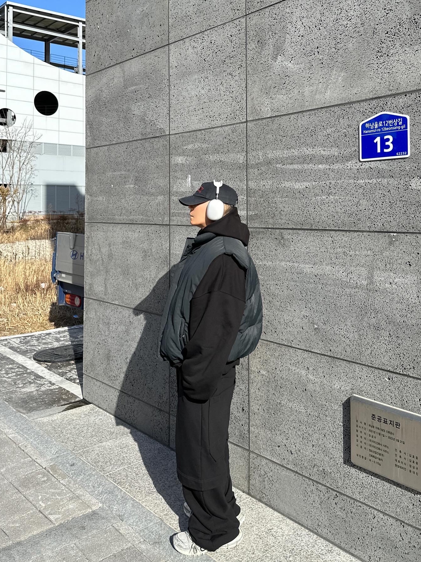 Balenciaga 3XL Sneakers Light Beige, Apple AirPods Max Lightning Silver (Korean Ver.) 착용 스타일 - 1