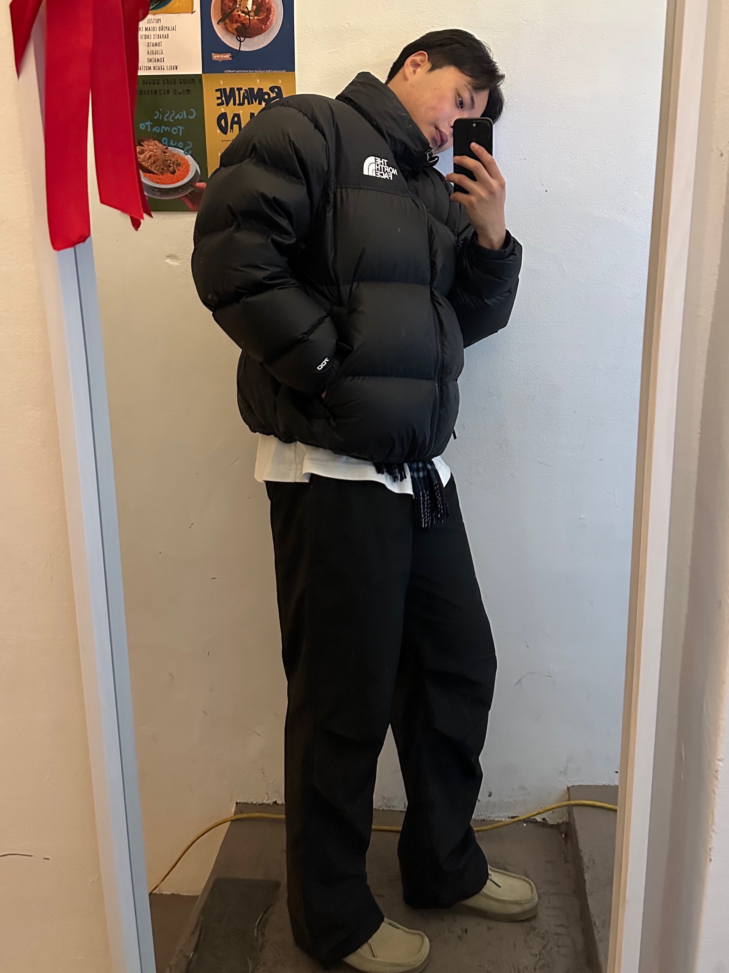 The North Face 1996 Retro Nuptse Down Jacket TNF Black, Clarks Wallabee Maple Suede 착용 스타일 - 1