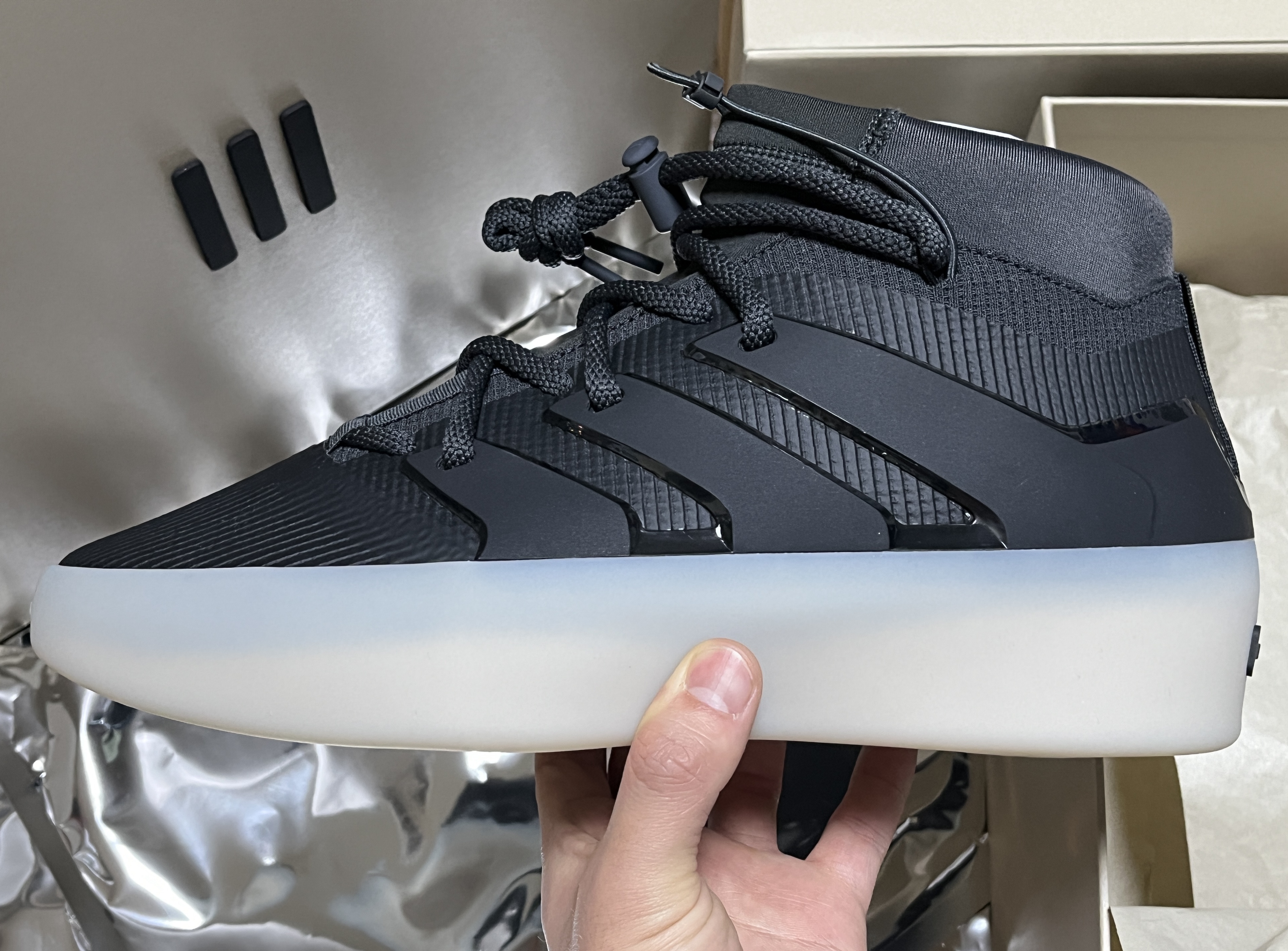 Adidas x Fear of God Athletics I Basketball Carbon 착용 스타일 - 3