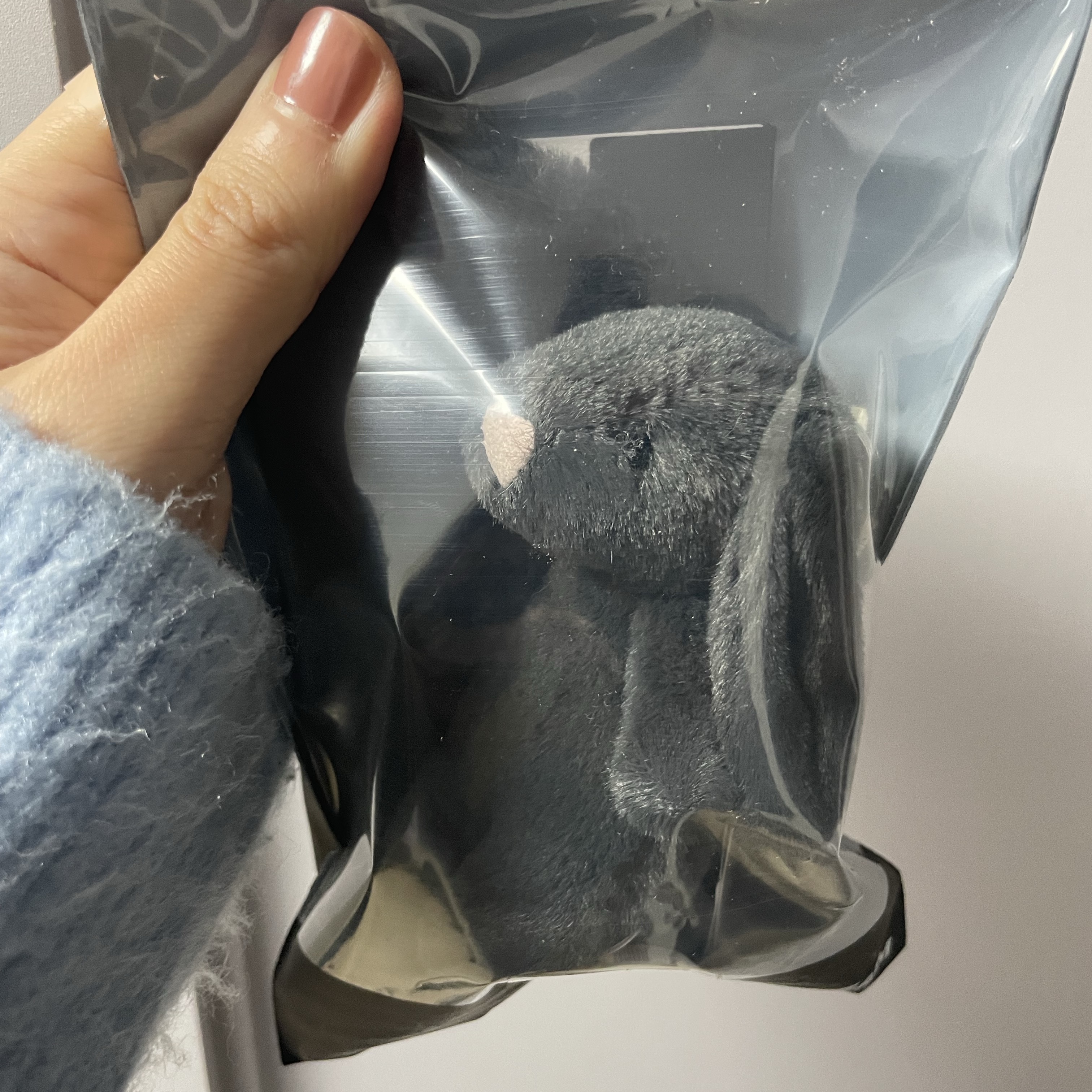 Jellycat Bashful Bunny Bag Charm Ink 착용 스타일