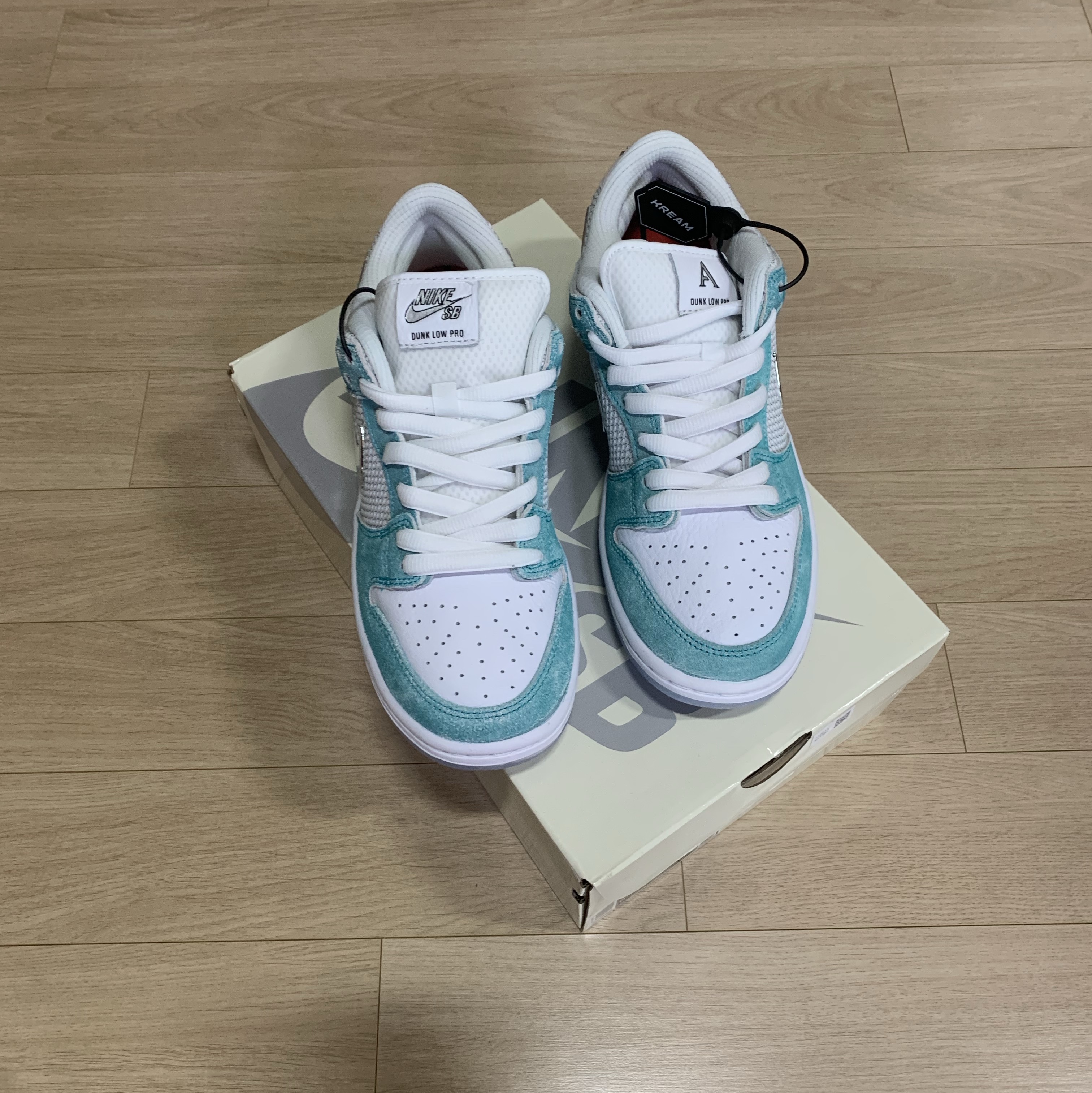 Nike x April Skateboards SB Dunk Low Pro QS Racer Blue Metallic Silver 착용 스타일 - 4