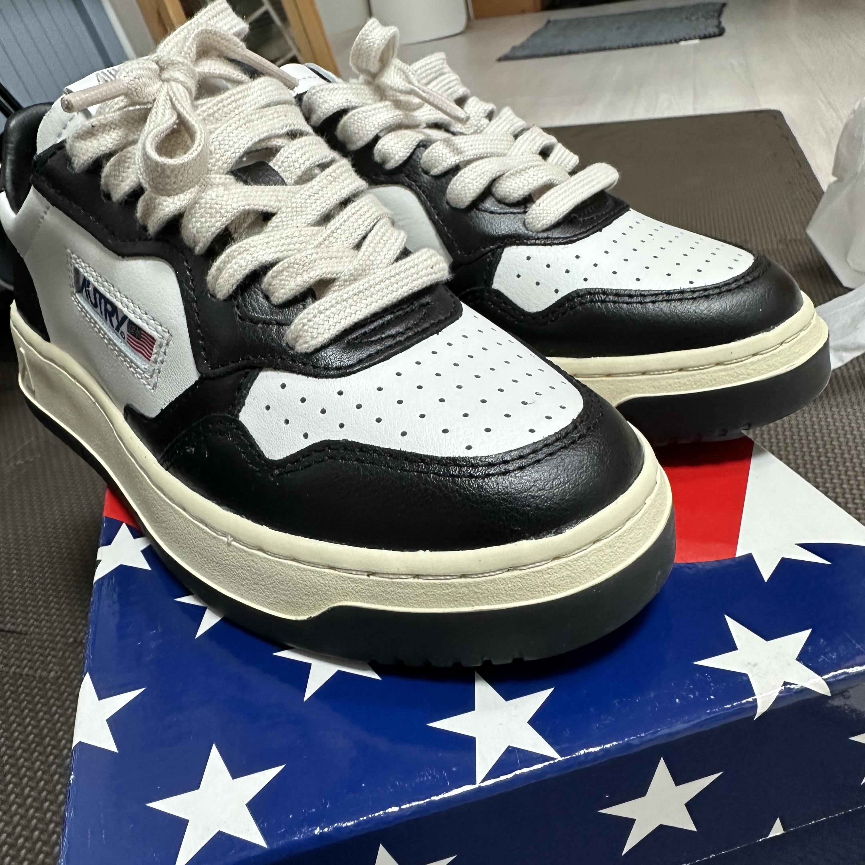 (W) Autry Medalist Low Leather Sneakers Black White 착용 스타일
