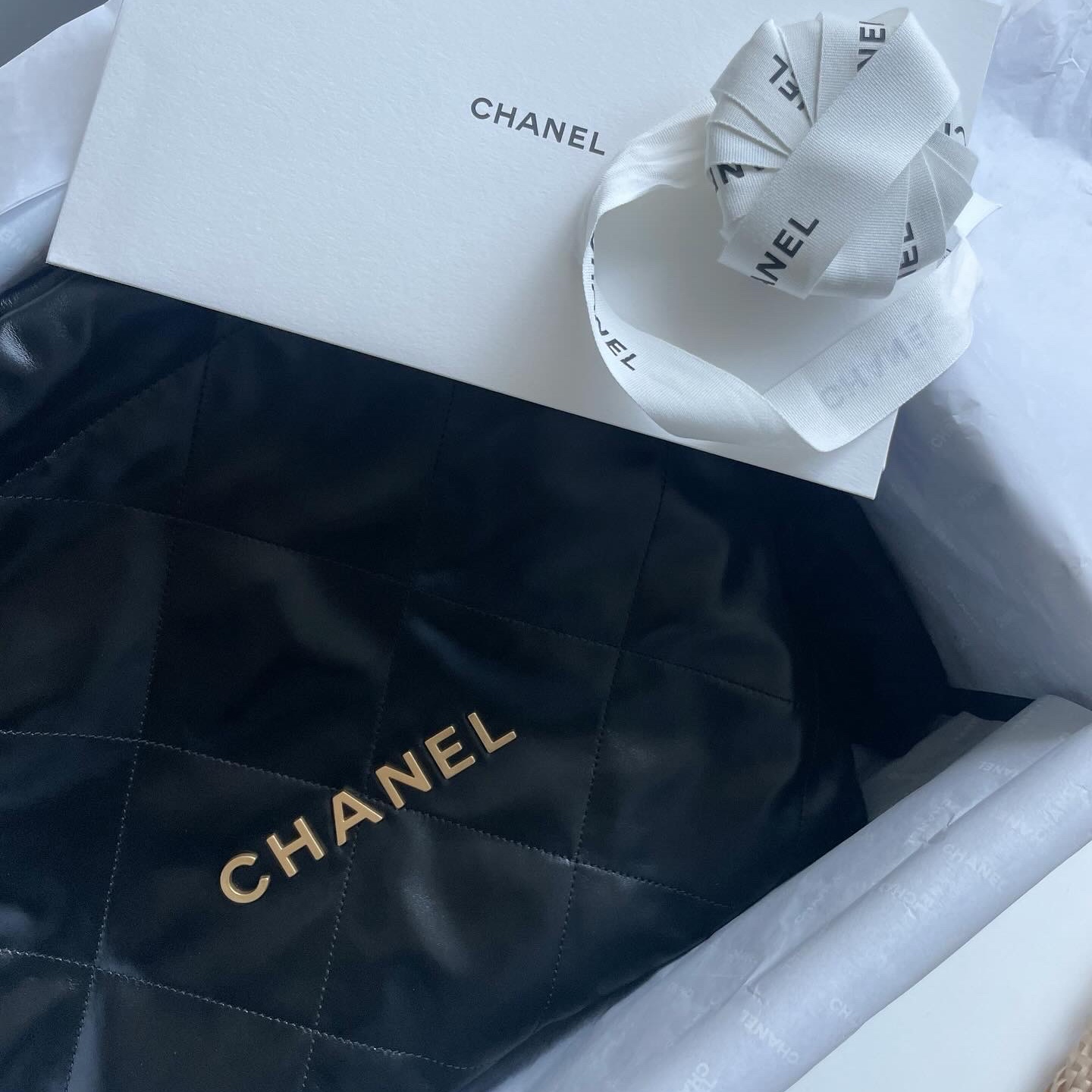 Chanel 22 Small Handbag Shiny Calfskin & Gold Black 착용 스타일