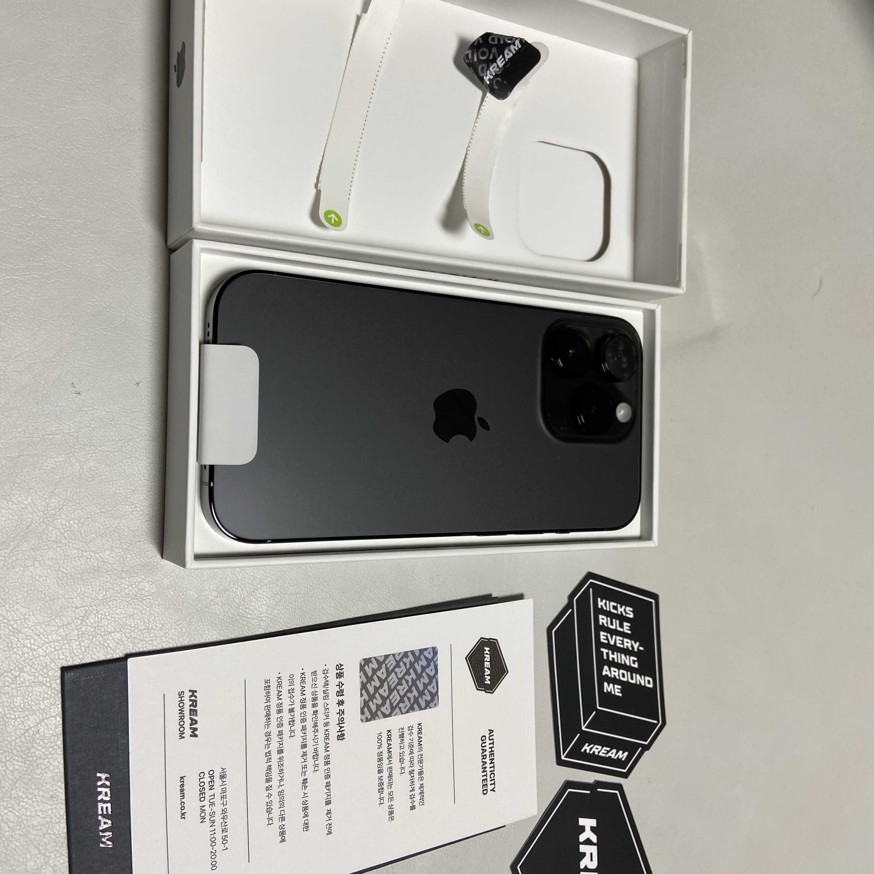 Apple iPhone 14 Pro 128GB Space Black (Korean Ver.) 착용 스타일 - 2