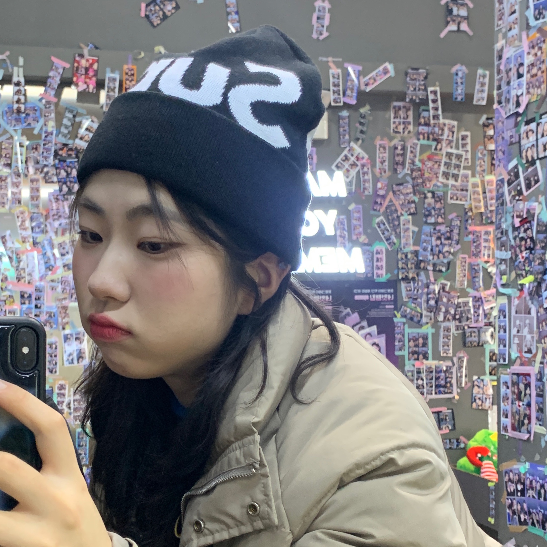 Supreme Big Logo Beanie Black 착용 스타일 - 3