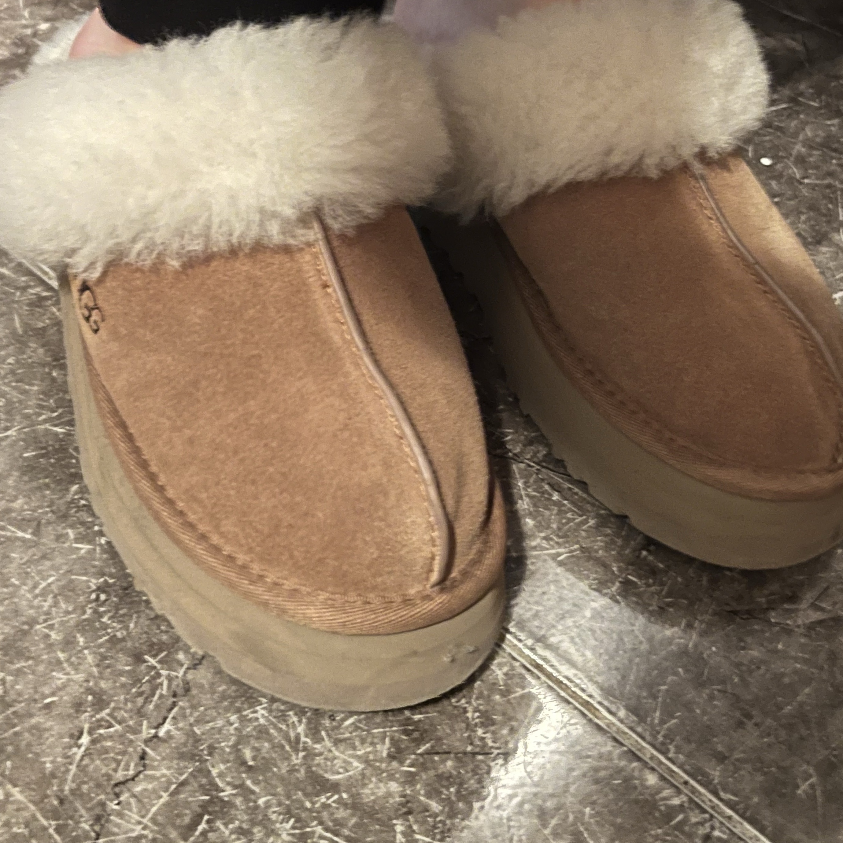 (W) UGG Disquette Slipper Chestnut 착용 스타일 - 2
