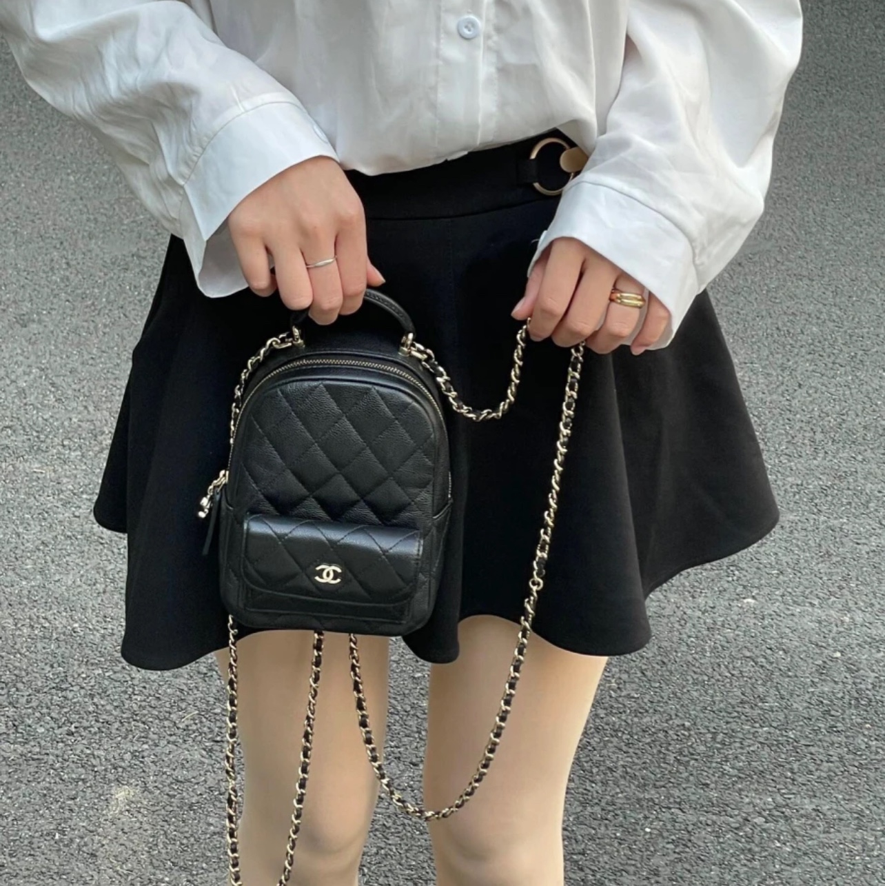 Chanel Classic Phone Holder Clutch with Chain Grained Shiny Calfskin & Gold Black 착용 스타일 - 1