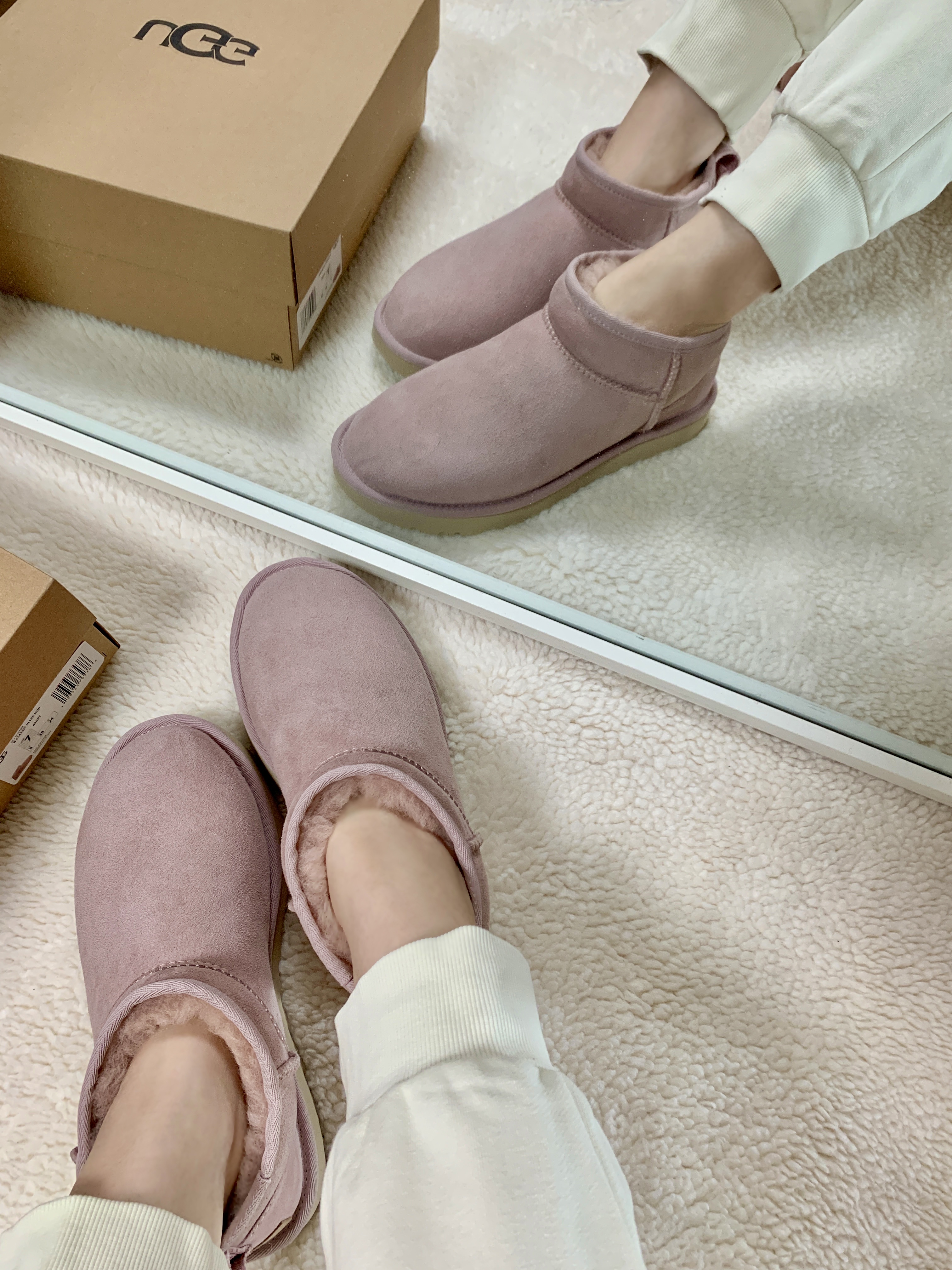 (W) UGG Classic Ultra Mini Rose Grey 착용 스타일 - 7