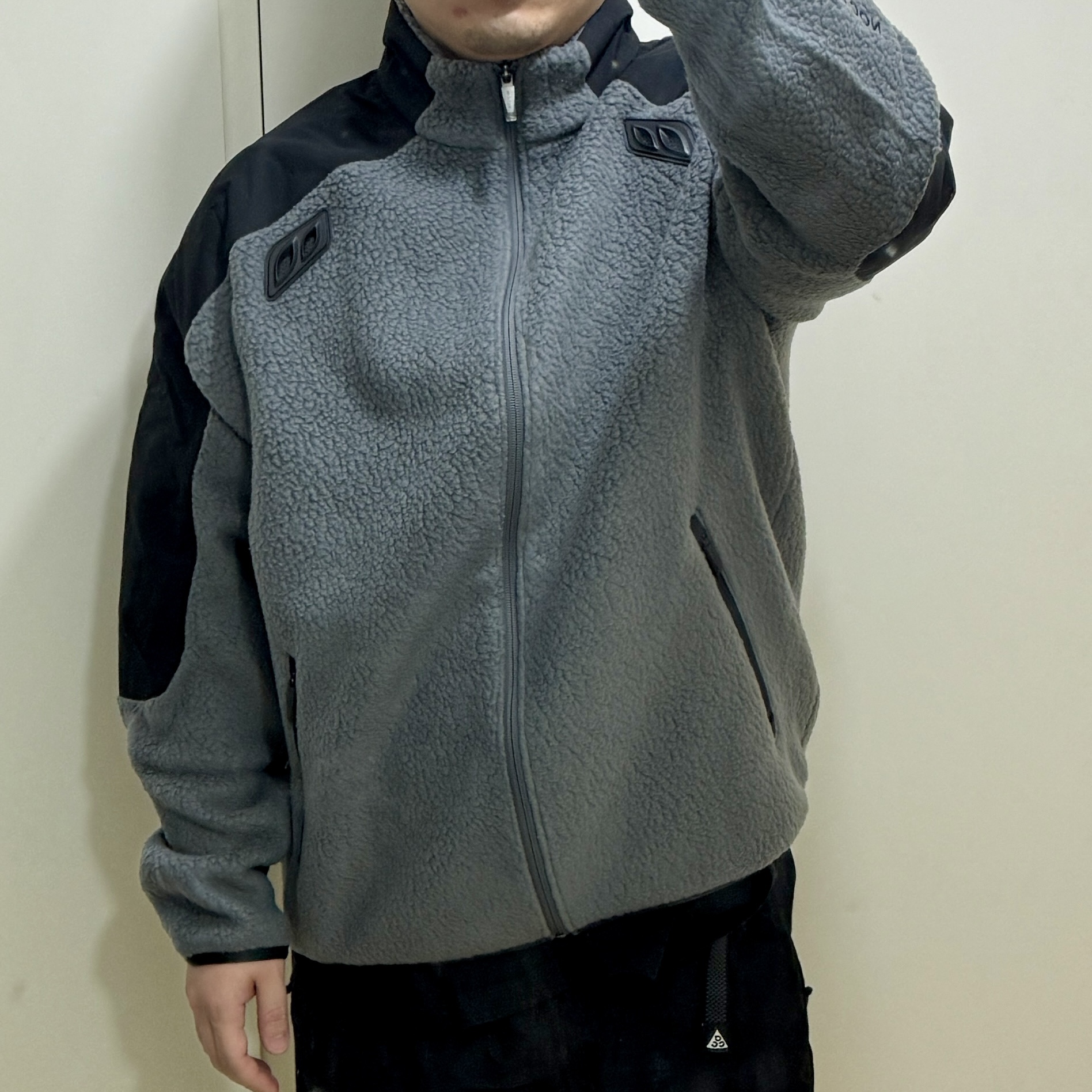 Nike x Drake Nocta 8K Peaks Track Jacket Iron Grey (DV3635-068) 착용 스타일 - 2
