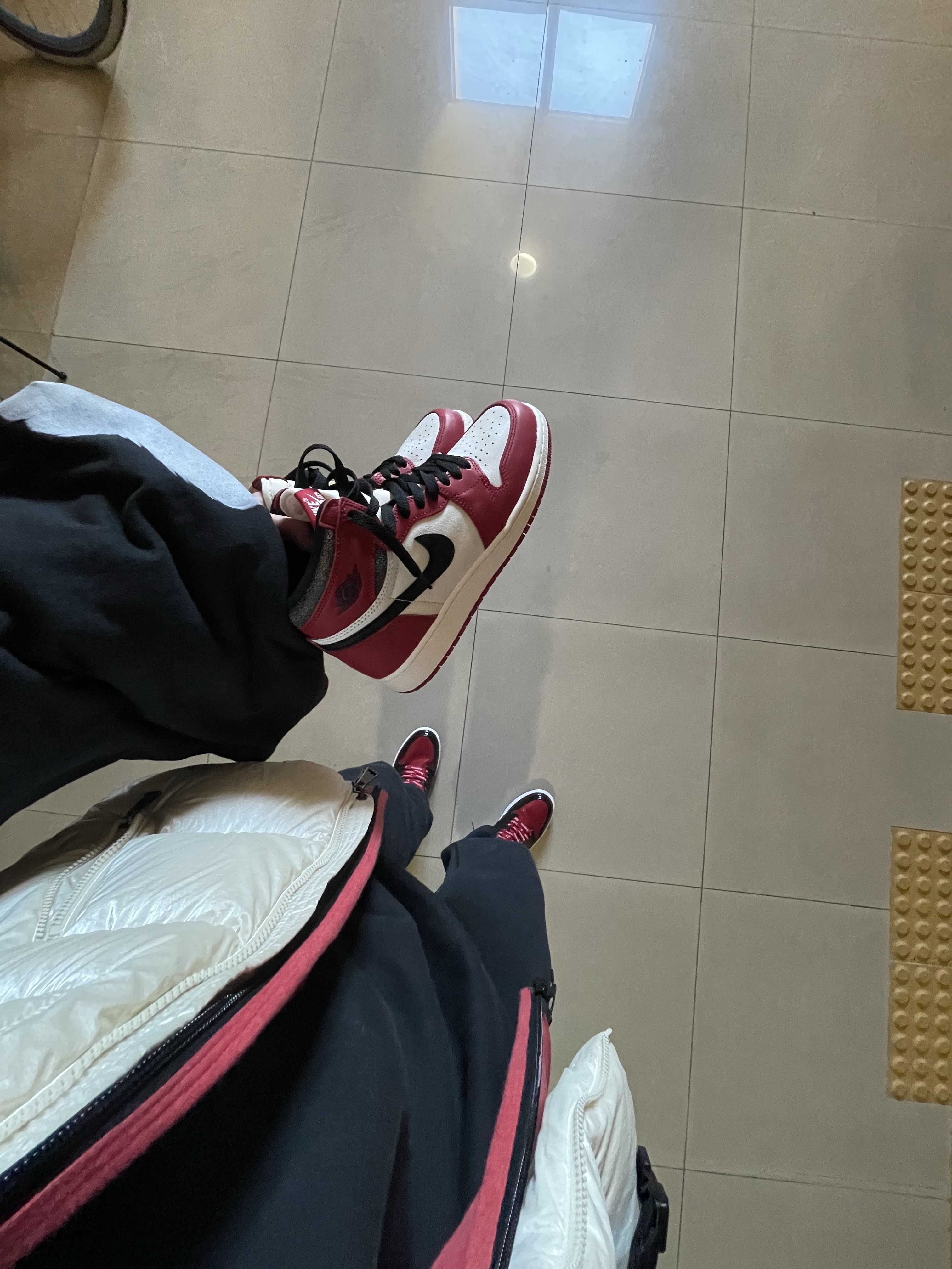 (GS) Jordan 1 Retro High OG Chicago 2022, Jordan 1 Retro High OG Patent Bred 착용 스타일 - 2
