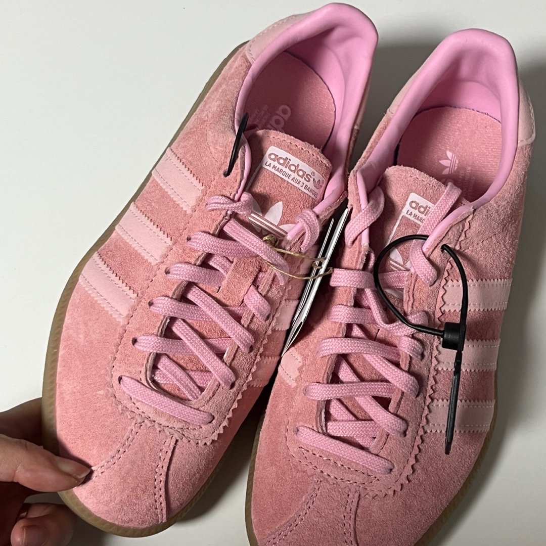 Adidas Bermuda Glow Pink 착용 스타일 - 2