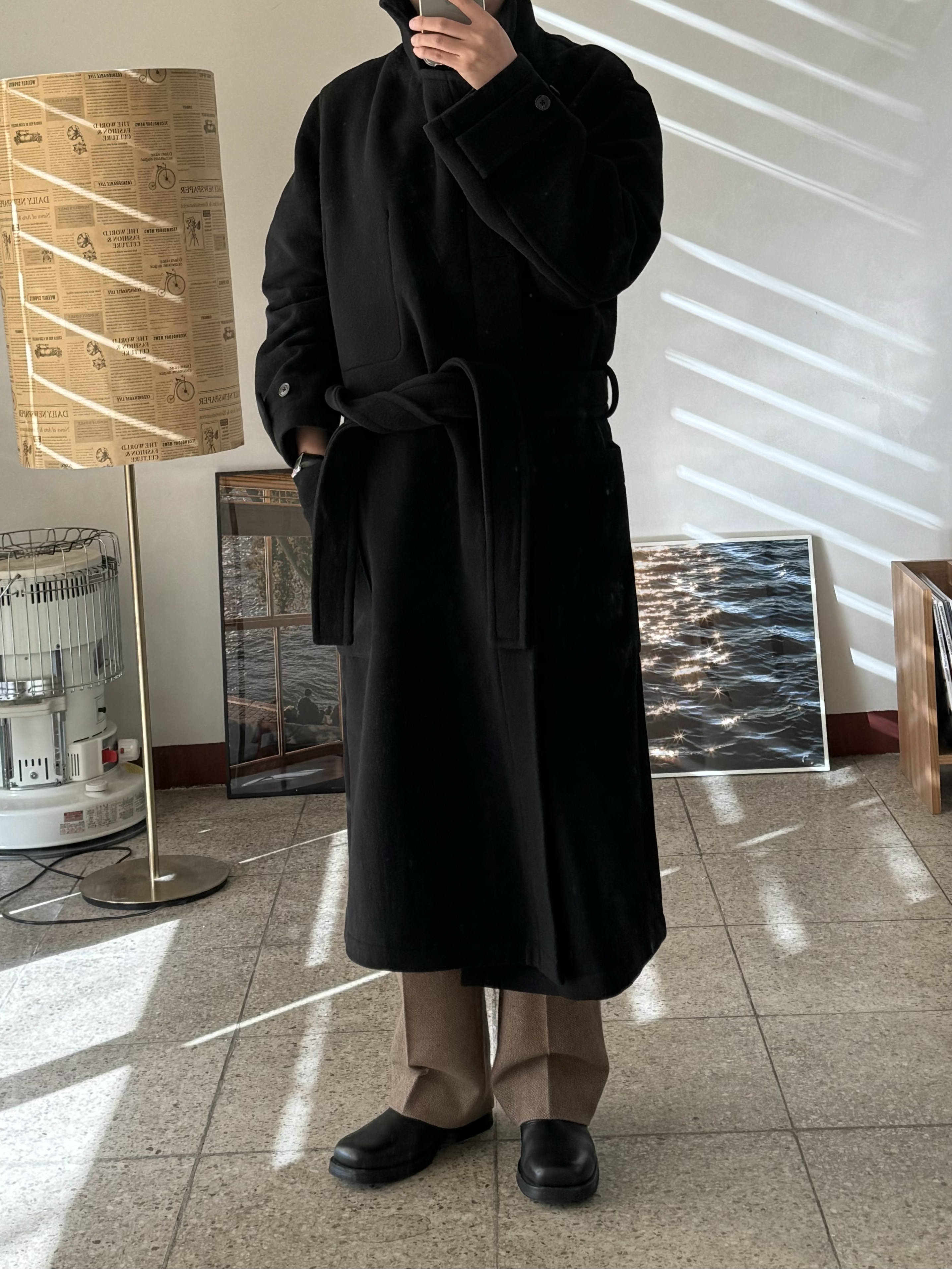 Lemaire Double Wool Wrap Coat Black 착용 스타일 - 2