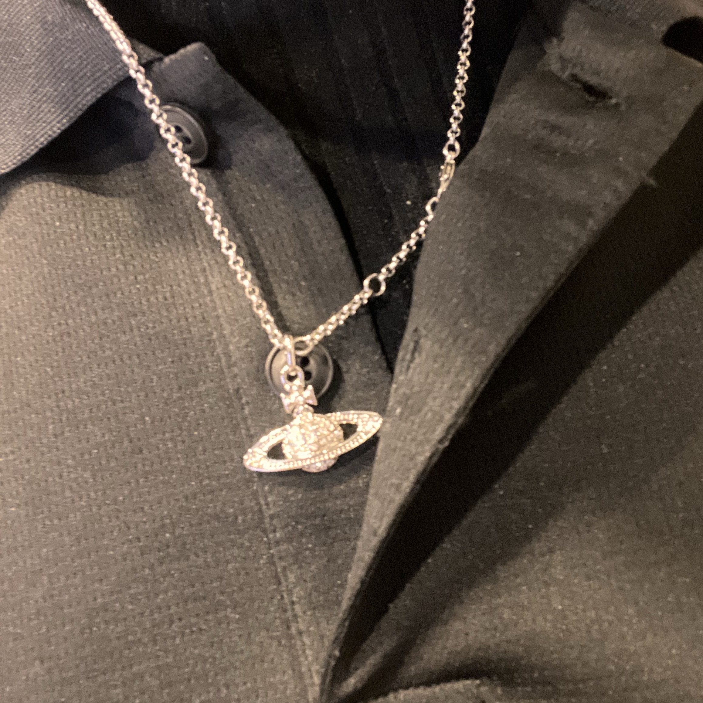 Vivienne Westwood Mini Bas Relief Pendant Silver 착용 스타일