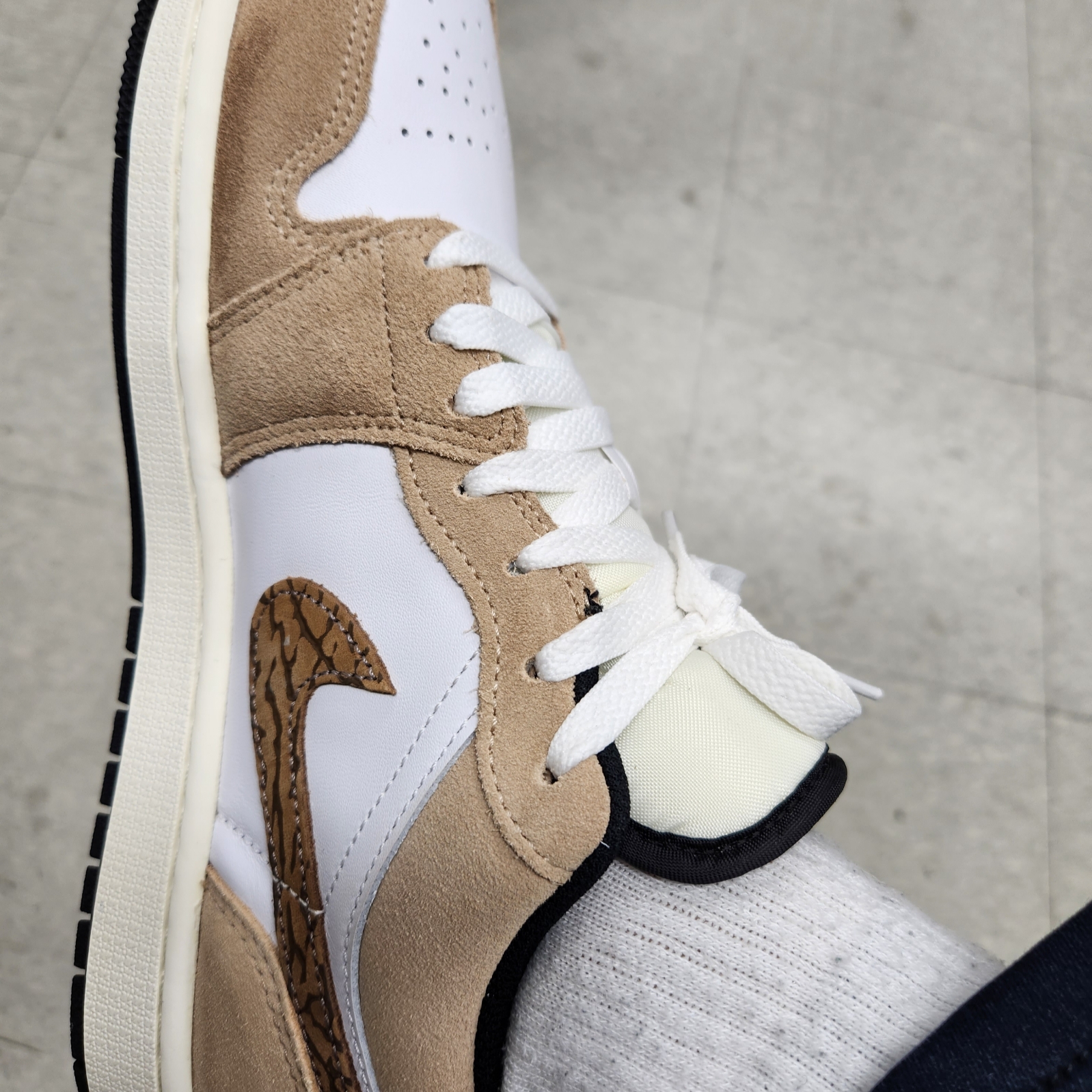 Jordan 1 Low SE Brown Elephant 착용 스타일 - 2