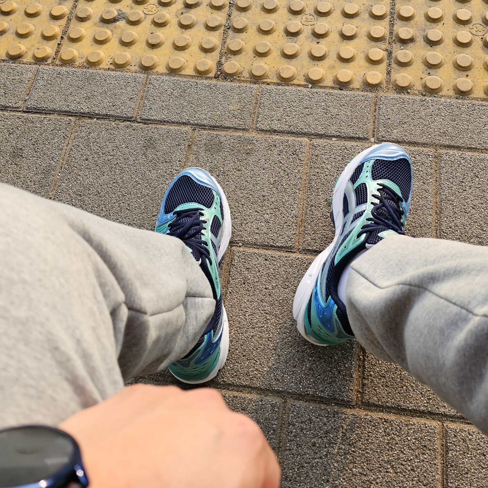 Asics Gel-Kayano 14 Midnight Pure Silver 착용 스타일 - 3
