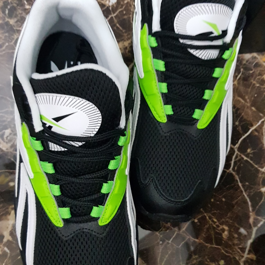 Reebok Interval 96 Black Signal Green 착용 스타일