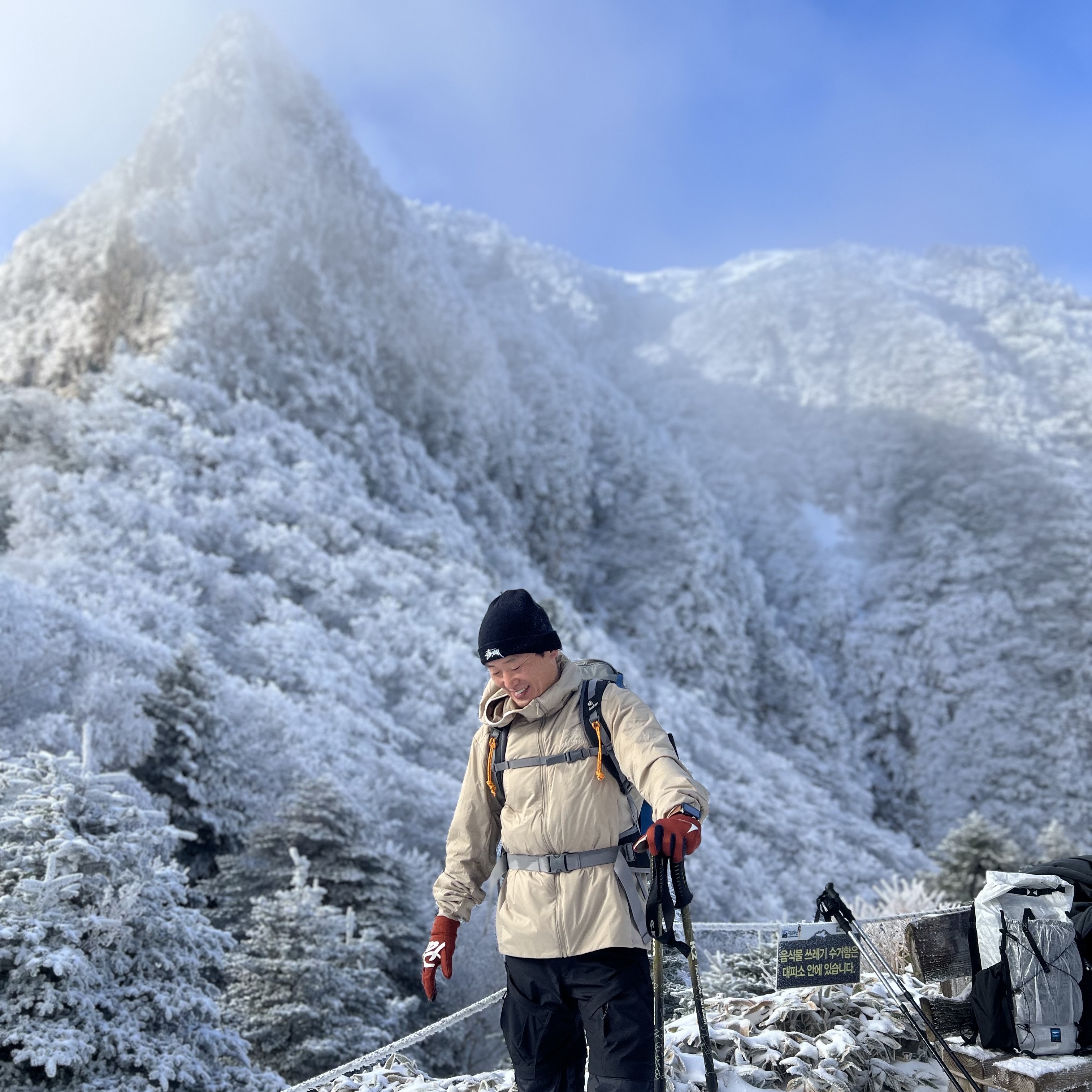 Arc'teryx Venta Mitten Gloves Black, Arc'teryx Atom Hoody Smoke Bluff 착용 스타일 - 2