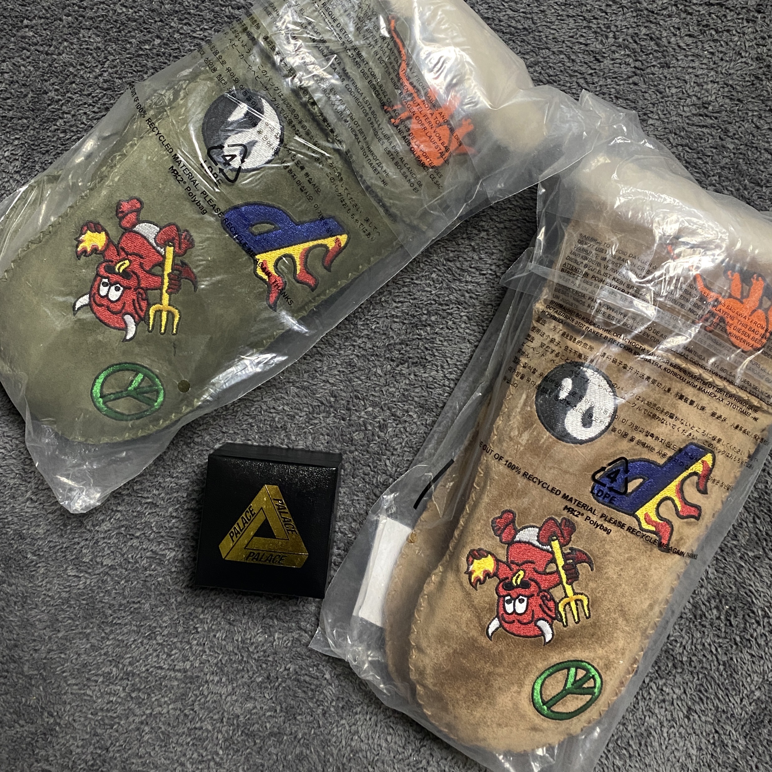 UGG x Palace Sheepskin Mitten Burnt Olive, UGG x Palace Sheepskin Mitten Chestnut 착용 스타일 - 1