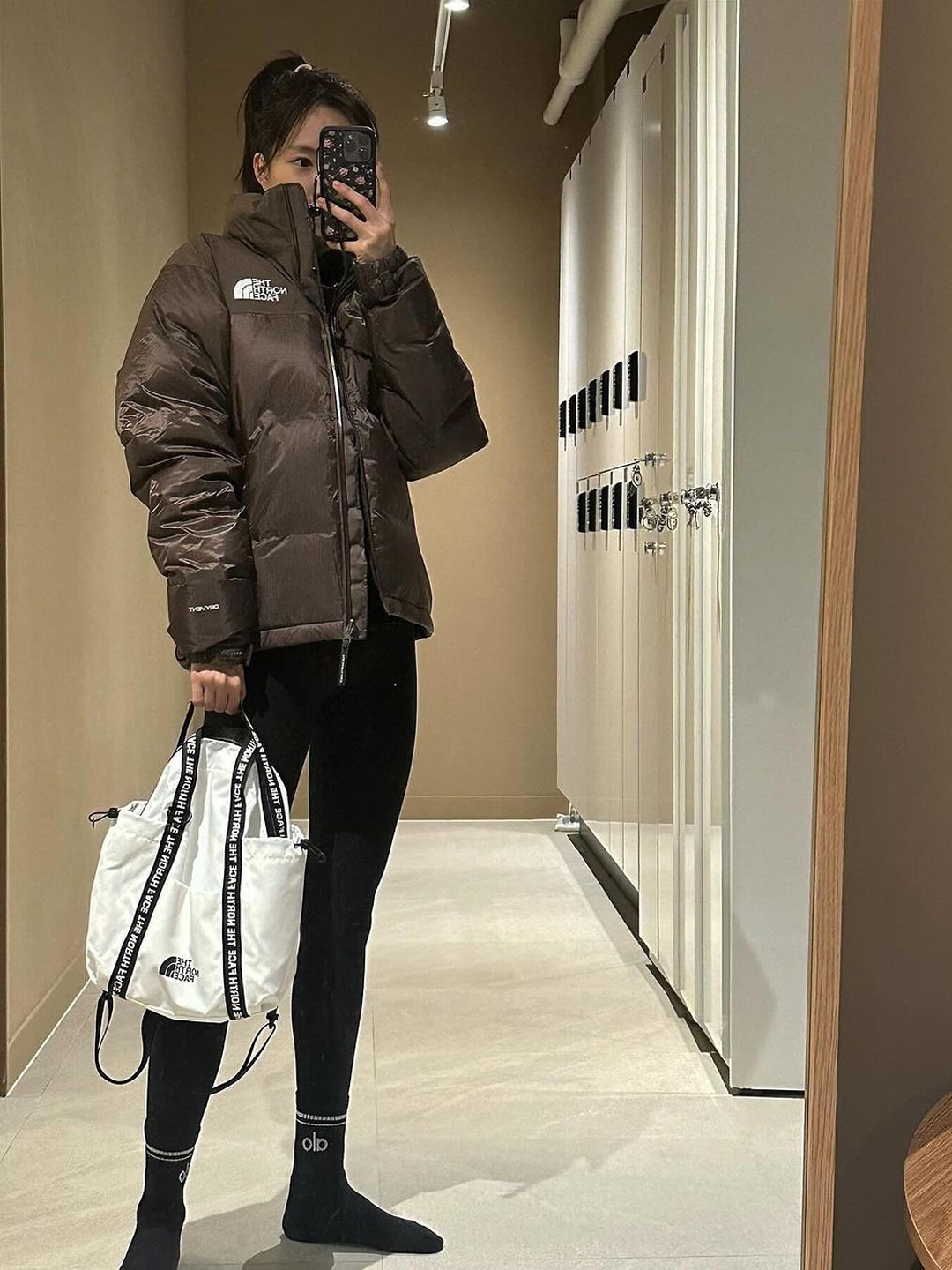 The North Face 1996 Retro Nuptse Jacket Black, The North Face 1996 Water Shield Nuptse Jacket Beige Brown 착용 스타일 - 4